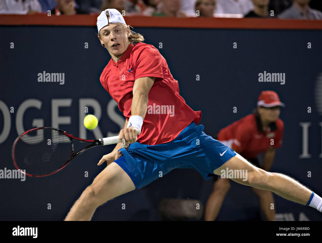 Montreal, Kanada. 10 Aug, 2017. Denis Shapovalov von Kanada liefert die Kugel zu Rafael Nadal aus Spanien in die dritte Runde von Singles Männer gleichen Am 2017 Rogers Schale in Montreal, Kanada, 10.08.2017. Denis Shapovalov gewann 2-1. Credit: Andrew Soong/Xinhua/Alamy leben Nachrichten Stockfoto