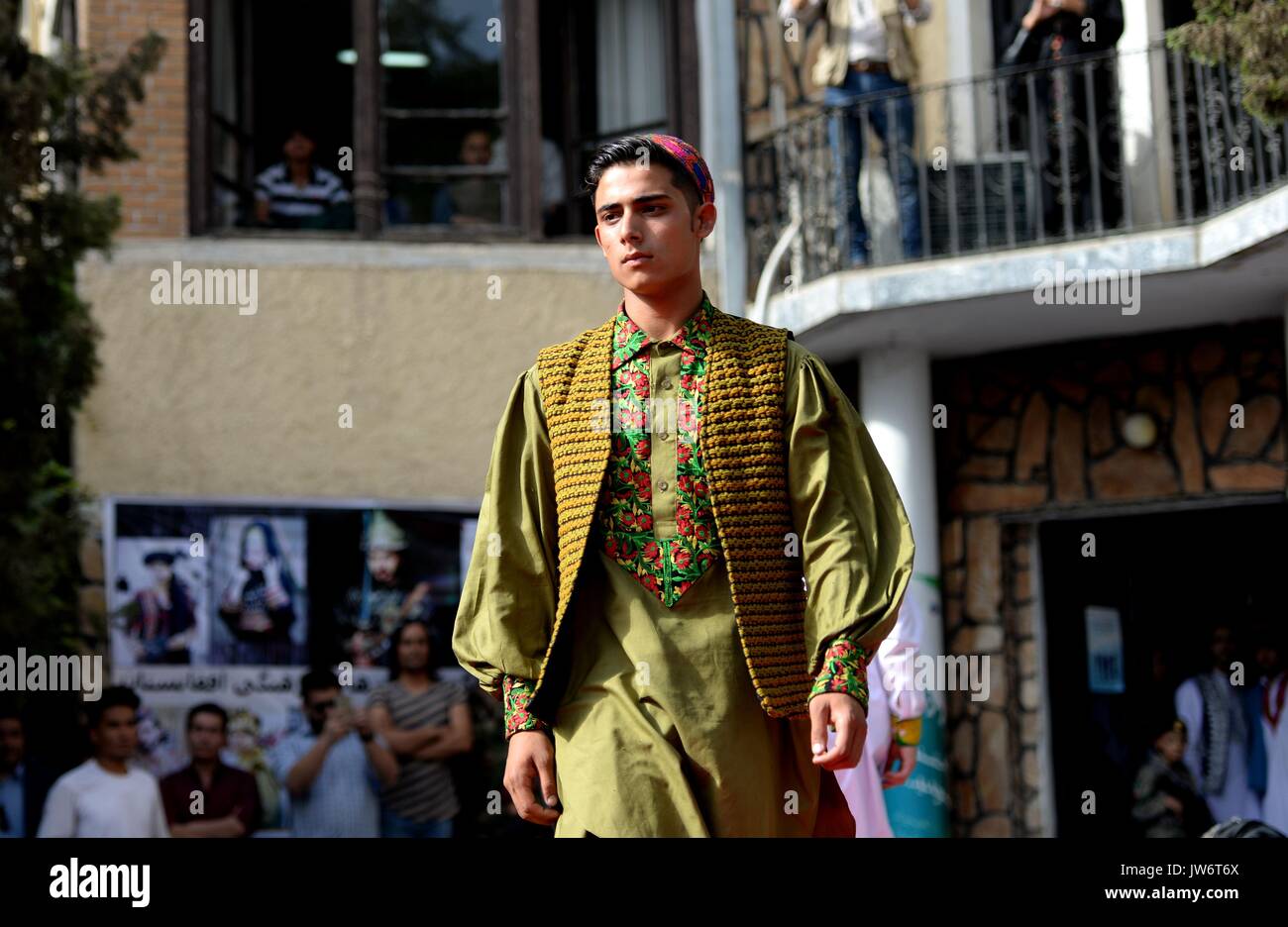 Kabul, Afghanistan. 10 Aug, 2017. Ein Modell präsentiert ein Kostüm während  einer Modenschau in Kabul, Afghanistan, am 10.08.2017. Mehr als 20 Modelle,  darunter sechs Mädchen in bunten Kleid bekleidet den Catwalk Zeremonie