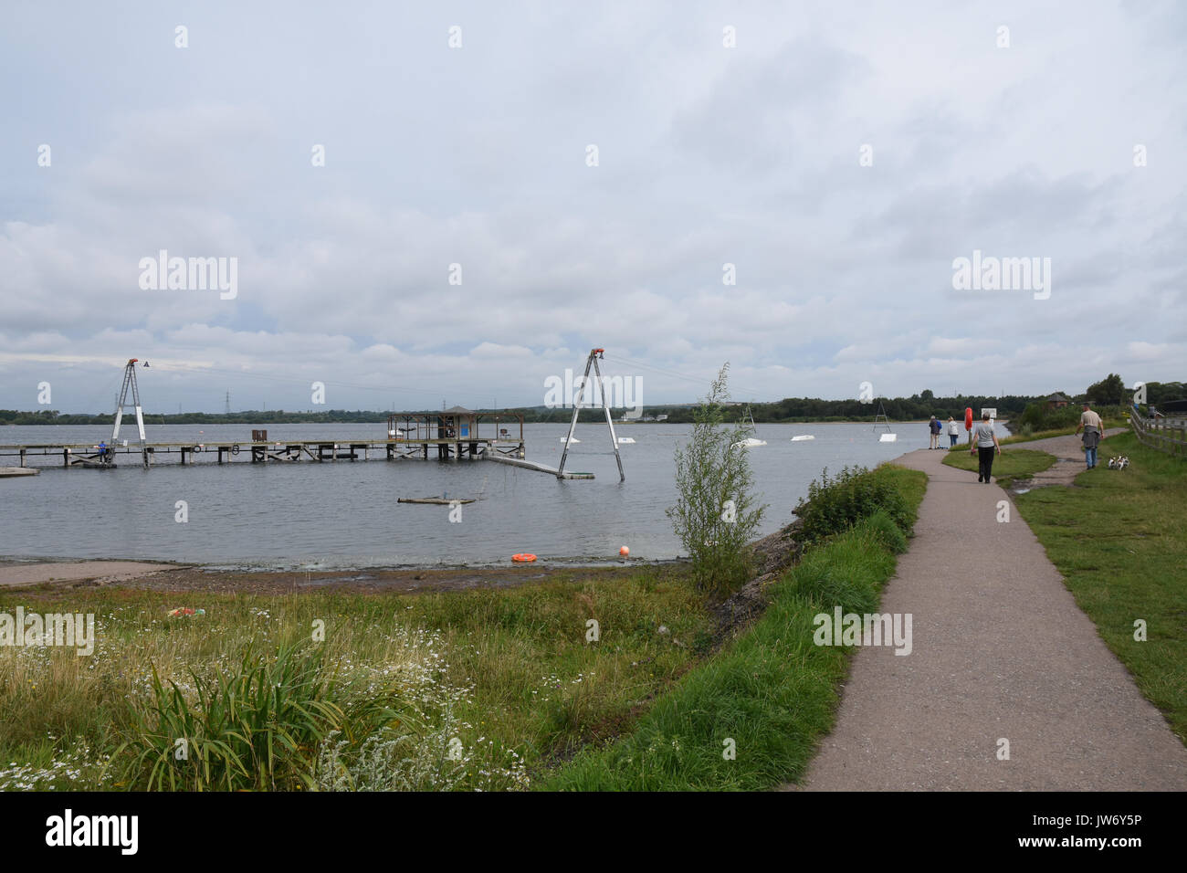 Cannock, Staffordshire, Großbritannien. 11. August 2017. blau/grün Algen als problematisch im chasewater Country Park mit Warnzeichen gegen ins Wasser Quelle: Daniel James armishaw/alamy live News hit Stockfoto