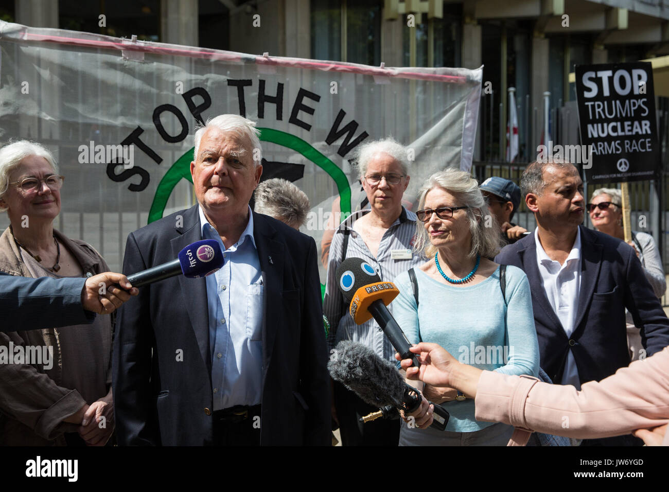 London, Großbritannien. 11 Aug, 2017. Bruce Kent, Vizepräsident der Kampagne für Nukleare Abrüstung, Adressen Aktivisten von Stop den Krieg Koalition und CND protestieren vor der US-Botschaft gegen den letzten entzündliche Rhetorik Präsident Donald Trump über den Einsatz von Atomwaffen in Reaktion auf die Aussagen von der nordkoreanischen Regierung. Die US-Botschaft ging ein Schreiben von der Delegation brachte zu akzeptieren. Credit: Mark Kerrison/Alamy leben Nachrichten Stockfoto