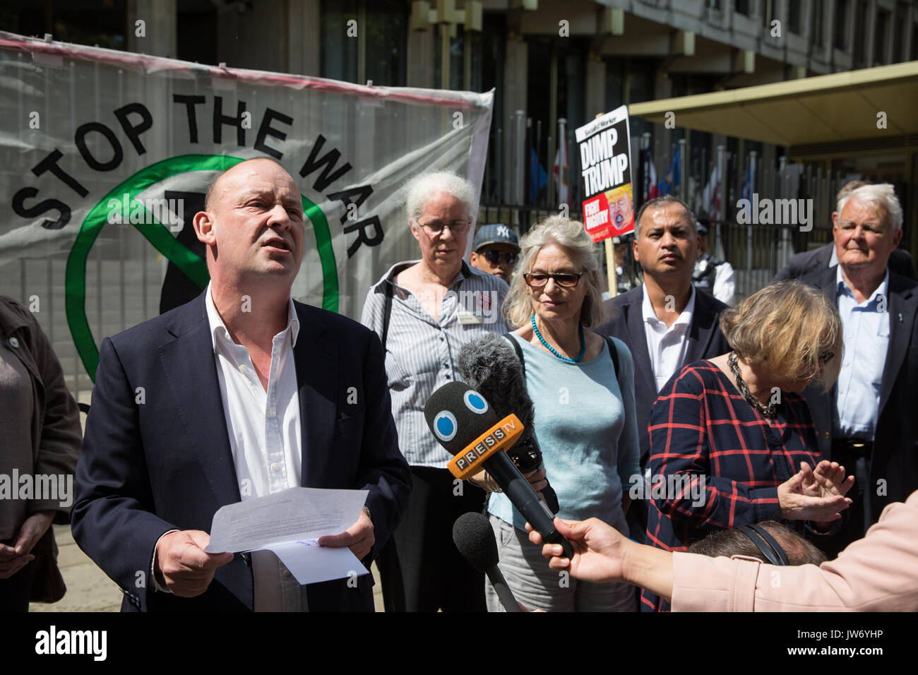 London, Großbritannien. 11 Aug, 2017. Giles Fraser, Kirche von England Priester, Journalist und Rundfunksprecher, Adressen Aktivisten von Stop den Krieg Koalition und der Kampagne für Nukleare Abrüstung (CND) außerhalb der US-Botschaft gegen den letzten entzündliche Rhetorik Präsident Donald Trump über den Einsatz von Atomwaffen in Reaktion auf die Aussagen von der nordkoreanischen Regierung protestieren. Die US-Botschaft ging ein Schreiben von der Delegation brachte zu akzeptieren. Credit: Mark Kerrison/Alamy leben Nachrichten Stockfoto