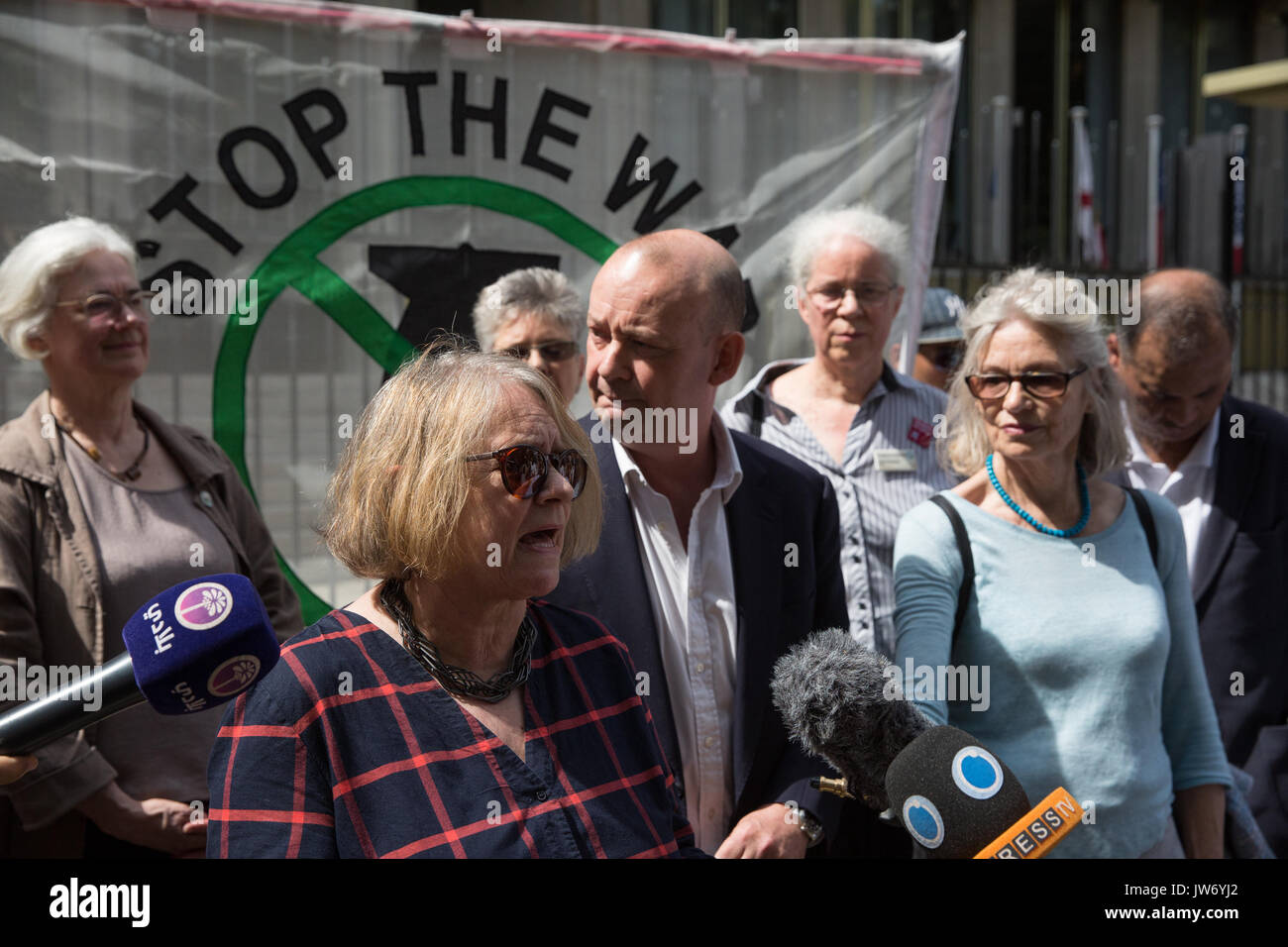 London, Großbritannien. 11 Aug, 2017. Lindsey Deutsch, Convenor der Stoppt den Krieg Koalition, Adressen Mitkämpfer aus der Kampagne für Nukleare Abrüstung (CND) und Stoppt den Krieg Koalition außerhalb der US-Botschaft gegen den letzten entzündliche Rhetorik Präsident Donald Trump protestieren über den Einsatz von Atomwaffen in Reaktion auf die Aussagen von der nordkoreanischen Regierung. Die US-Botschaft ging ein Schreiben von der Delegation brachte zu akzeptieren. Credit: Mark Kerrison/Alamy leben Nachrichten Stockfoto