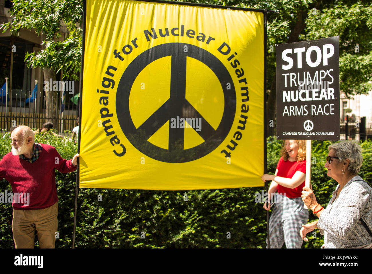 London, Großbritannien. 11 August, 2017. Anti-kriegs-Aktivisten aus der Stoppt den Krieg Koalition und CND versucht in einem Brief an die US-Botschaft in Grosvenor Square, London calling Für eine Deeskalation des Koreanischen Krise zu Hand. David Rowe/Alamy Leben Nachrichten. Stockfoto