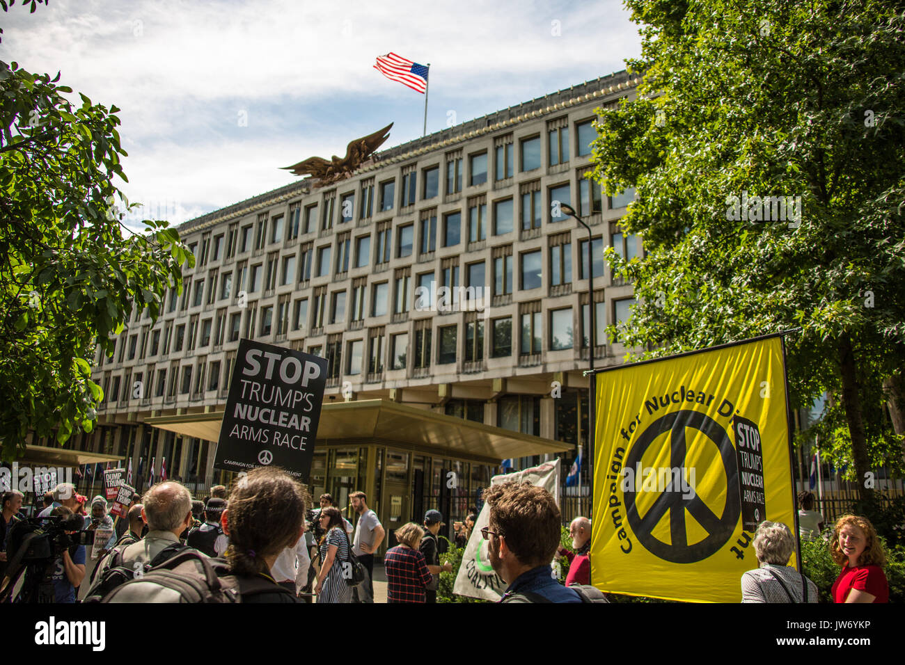 London, Großbritannien. 11 August, 2017. Anti-kriegs-Aktivisten aus der Stoppt den Krieg Koalition und CND versucht in einem Brief an die US-Botschaft in Grosvenor Square, London calling Für eine Deeskalation des Koreanischen Krise zu Hand. David Rowe/Alamy Leben Nachrichten. Stockfoto