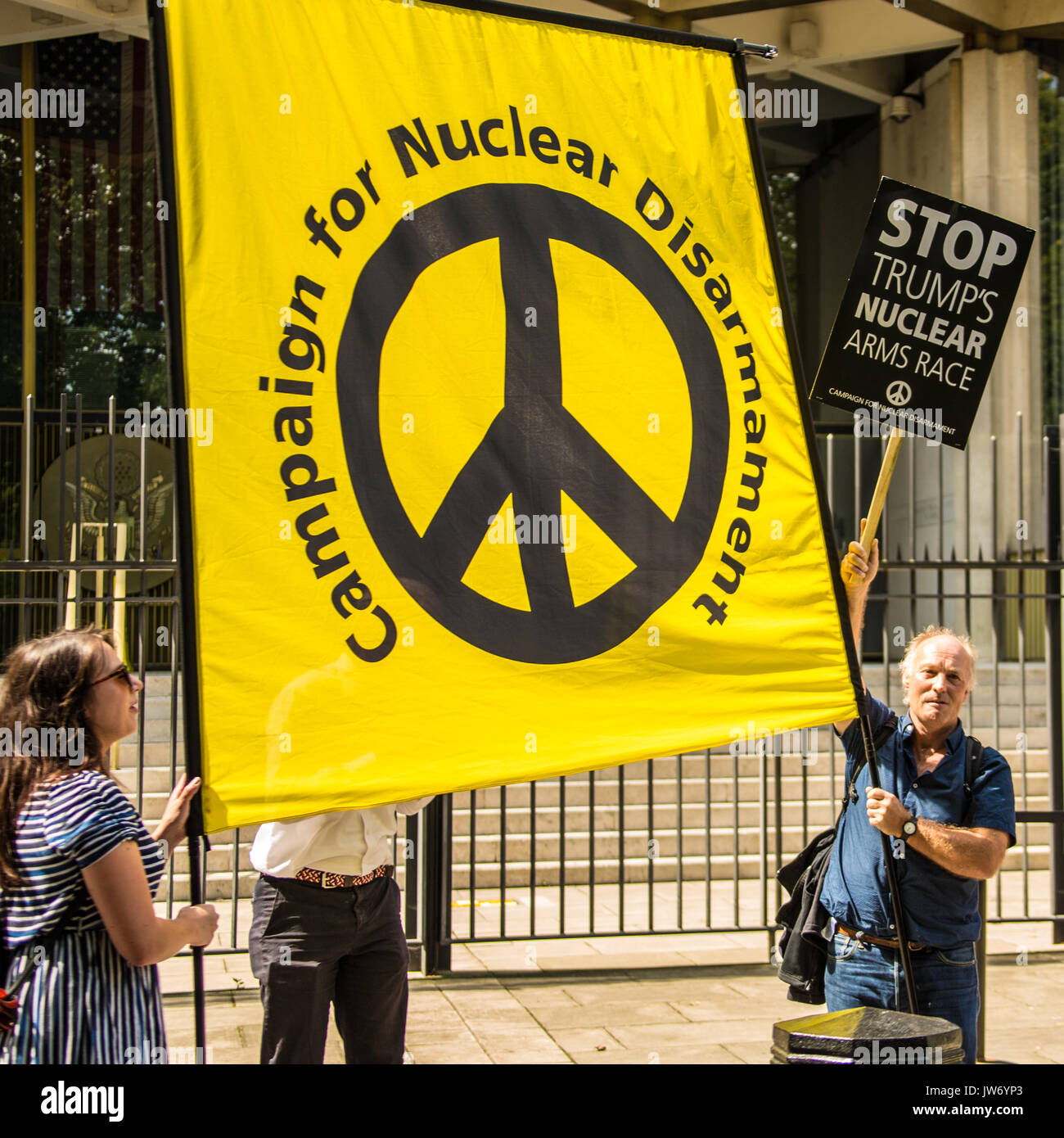 London, Großbritannien. 11 August, 2017. Anti-kriegs-Aktivisten aus der Stoppt den Krieg Koalition und CND versucht in einem Brief an die US-Botschaft in Grosvenor Square, London calling Für eine Deeskalation des Koreanischen Krise zu Hand. David Rowe/Alamy Leben Nachrichten. Stockfoto