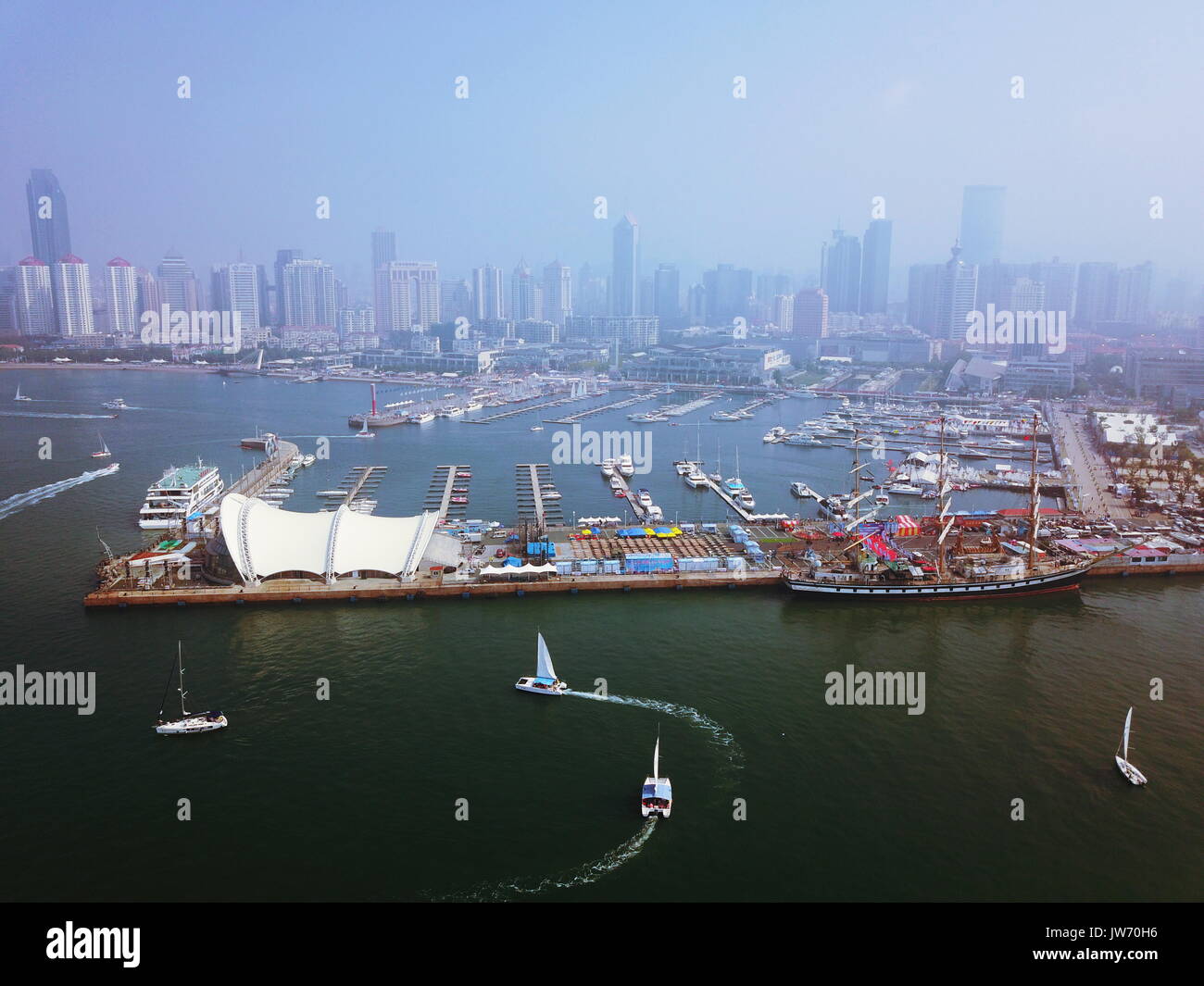 Qingdao. 11 Aug, 2017. Luftbild aufgenommen am 12.08.11, 2017 zeigt der Blick aus der Vogelperspektive Qingdao International Sailing Center in Qingdao, Osten Chinas Provinz Shandong. Eine Gruppe von Fotos von Drohnen zeigen Wahrzeichen der Stadt, die Entwicklung der rippenbögen Stadt in den letzten Jahren widerspiegelt. Credit: Wang Jianhua/Xinhua/Alamy leben Nachrichten Stockfoto