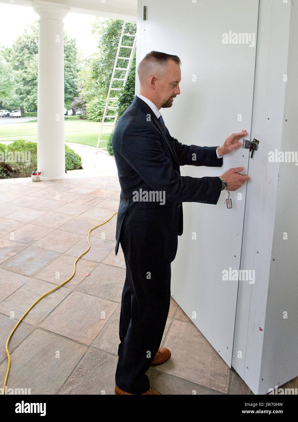 Ein nicht identifiziertes Secret Service Agent sperrt die äußere Tür zum Oval Office im Weißen Haus West Wing in Washington, DC, wie es Renovierungsarbeiten stattfinden, während United States President Donald J. Trumpf vacationing in Bedminster, New Jersey am Freitag, 11. August 2017. Credit: Ron Sachs/CNP/MediaPunch Stockfoto