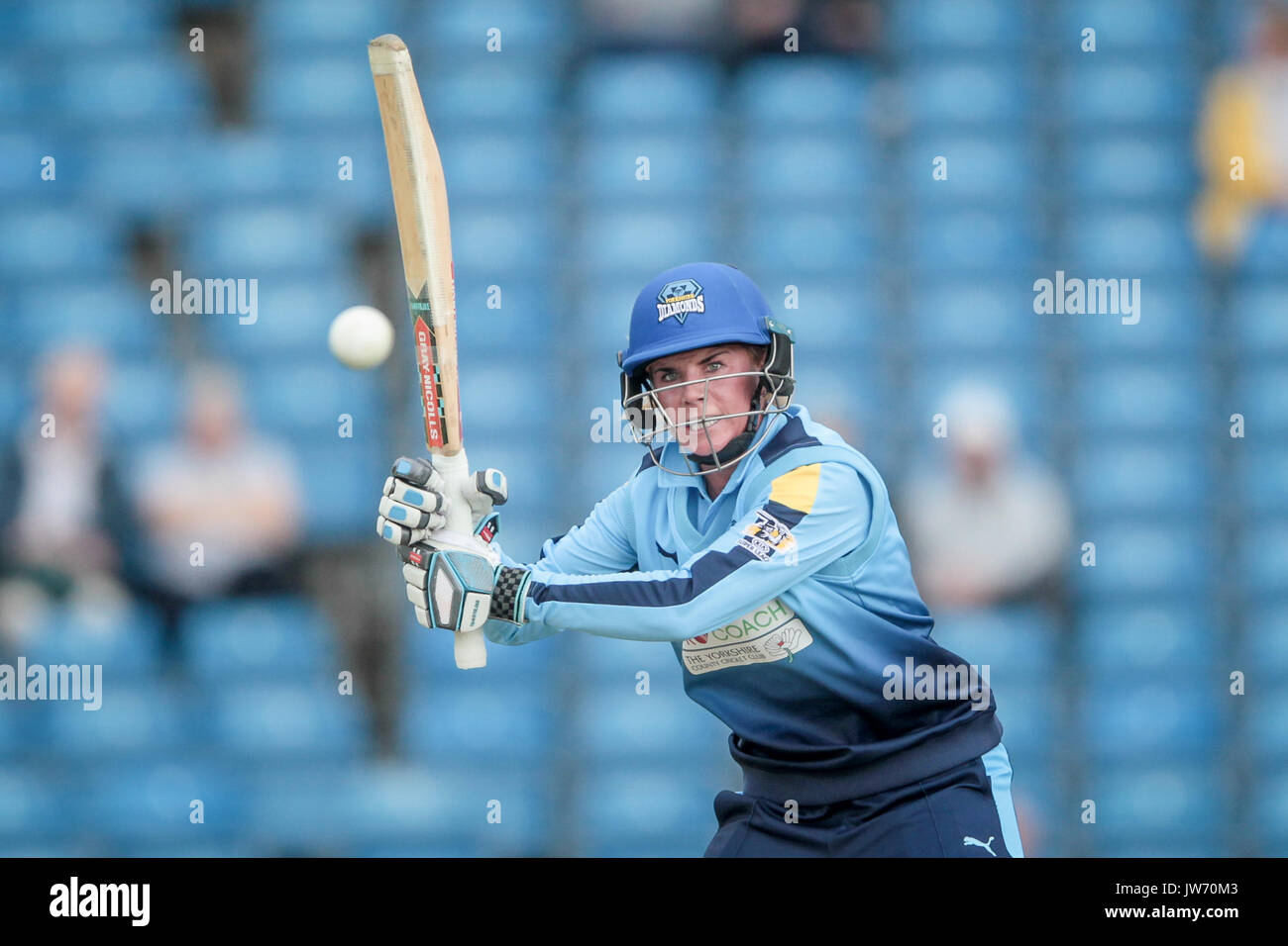 Lauren Winfield (Kapitän) (Yorkshire Diamanten) trifft eine andere Grenze während des halben Jahrhunderts der Öffnung Partnerschaft. Yorkshire Diamanten v Lancashire und Yorkshire Thunder Vikings v Lancashire Blitz am Freitag, 11. August 2017. Foto von Mark P Doherty. Credit: Gefangen Light Fotografie begrenzt/Alamy leben Nachrichten Stockfoto