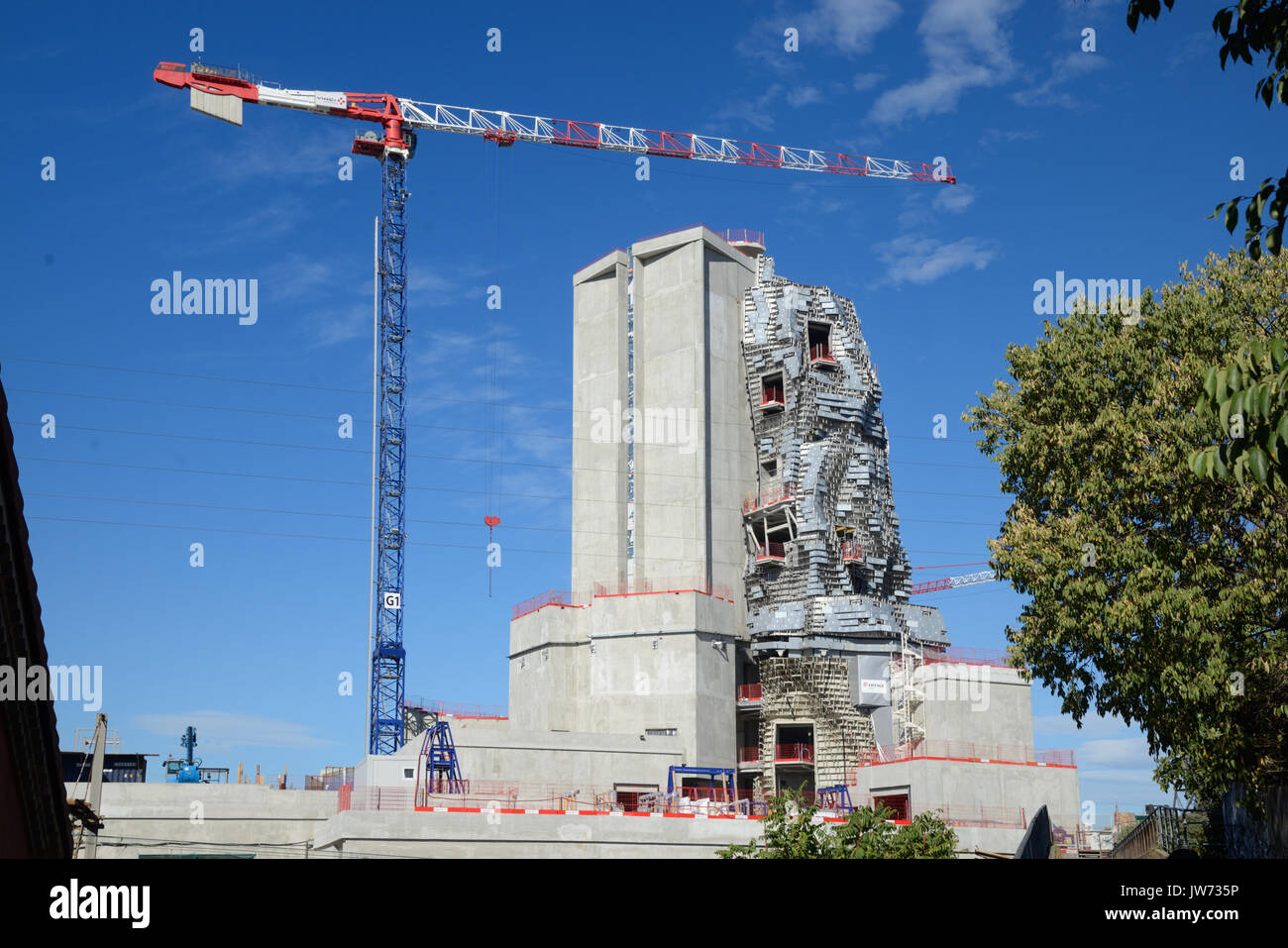 Arles, Frankreich. 11 August, 2017. Frank Gehry Tower nimmt Gestalt in Arles. Eines der neuesten Projekte, die von führenden amerikanischen Architekten Frank Gehry, ist die Form in Arles, für seine jährliche "Rencontres" Foto Festival bekannt, im Süden von Frankreich. Steigende 58 Meter über dem niedrigen Stadt Wahrzeichen, das Gebäude besteht aus einem unregelmässigen Turm verkleidet in poliertem Stahl und Glas. Fertigstellung im nächsten Jahr, wird der Turm Haus eine experimentelle Arts Center, 'LUMA Arles', der Schweizer Philanthrop Maja Hoffmann finanziert. Quelle: Chris Hellier/Alamy leben Nachrichten Stockfoto