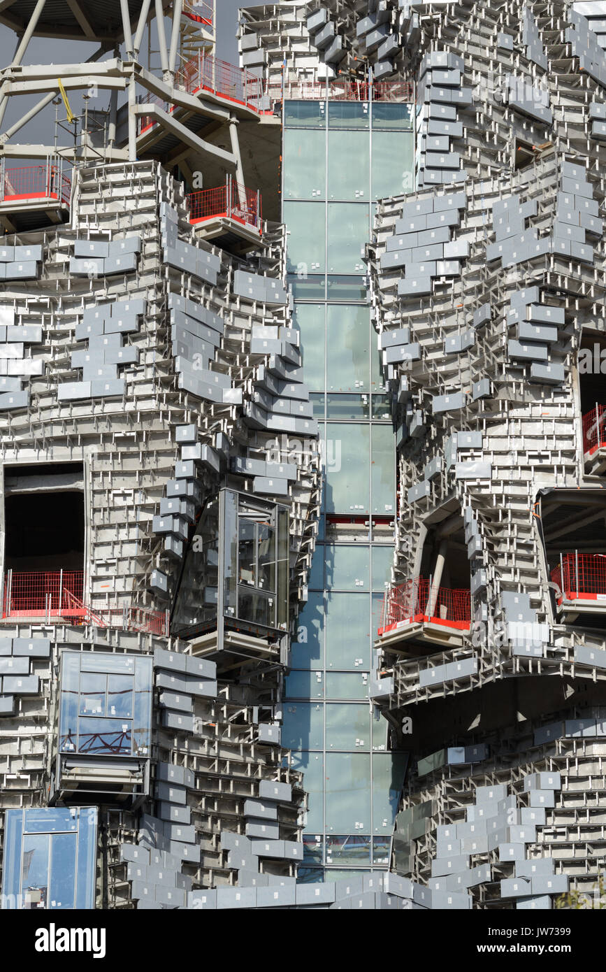 Arles, Frankreich. 11 August, 2017. Frank Gehry Tower nimmt Gestalt in Arles. Eines der neuesten Projekte, die von führenden amerikanischen Architekten Frank Gehry, ist die Form in Arles, für seine jährliche "Rencontres" Foto Festival bekannt, im Süden von Frankreich. Steigende 58 Meter über dem niedrigen Stadt Wahrzeichen, das Gebäude besteht aus einem unregelmässigen Turm verkleidet in poliertem Stahl und Glas. Fertigstellung im nächsten Jahr, wird der Turm Haus eine experimentelle Arts Center, 'LUMA Arles', der Schweizer Philanthrop Maja Hoffmann finanziert. Quelle: Chris Hellier/Alamy leben Nachrichten Stockfoto