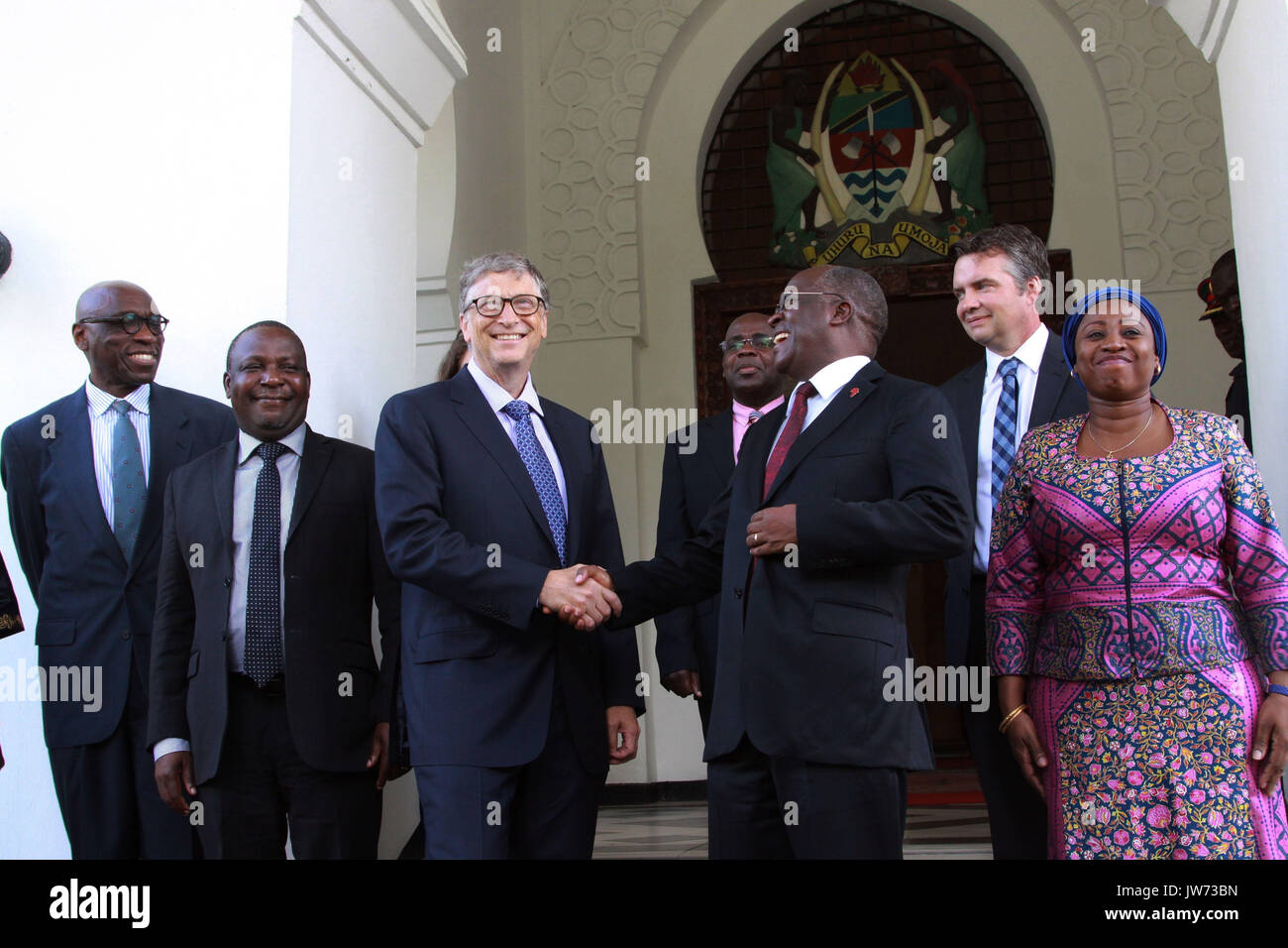 August 10, 2017 - Dar es Salaam, Tansania - Philanthrop Bill Gates einen Moment mit Tansania Präsident John MAGUFULI im Presidential State House. Gates bestätigte Magufuli's Verpflichtung zur Verringerung der Armut in seinem Land und sagte, dass seine Stiftung wird weiterhin Entwicklungsanstrengungen zu unterstützen. Gates war in Tansania mehr über das Land zu erfahren. Melinda Gates, Ko-Vorsitzender der Bill & Melinda Gates Foundation, traf auch mit Magafuli während eines Besuchs in Tansania im letzten Jahr. Die Stiftung plant, die zu Milliarden über den Kontinent von Afrika bis 2021 investieren. (Credit I Stockfoto