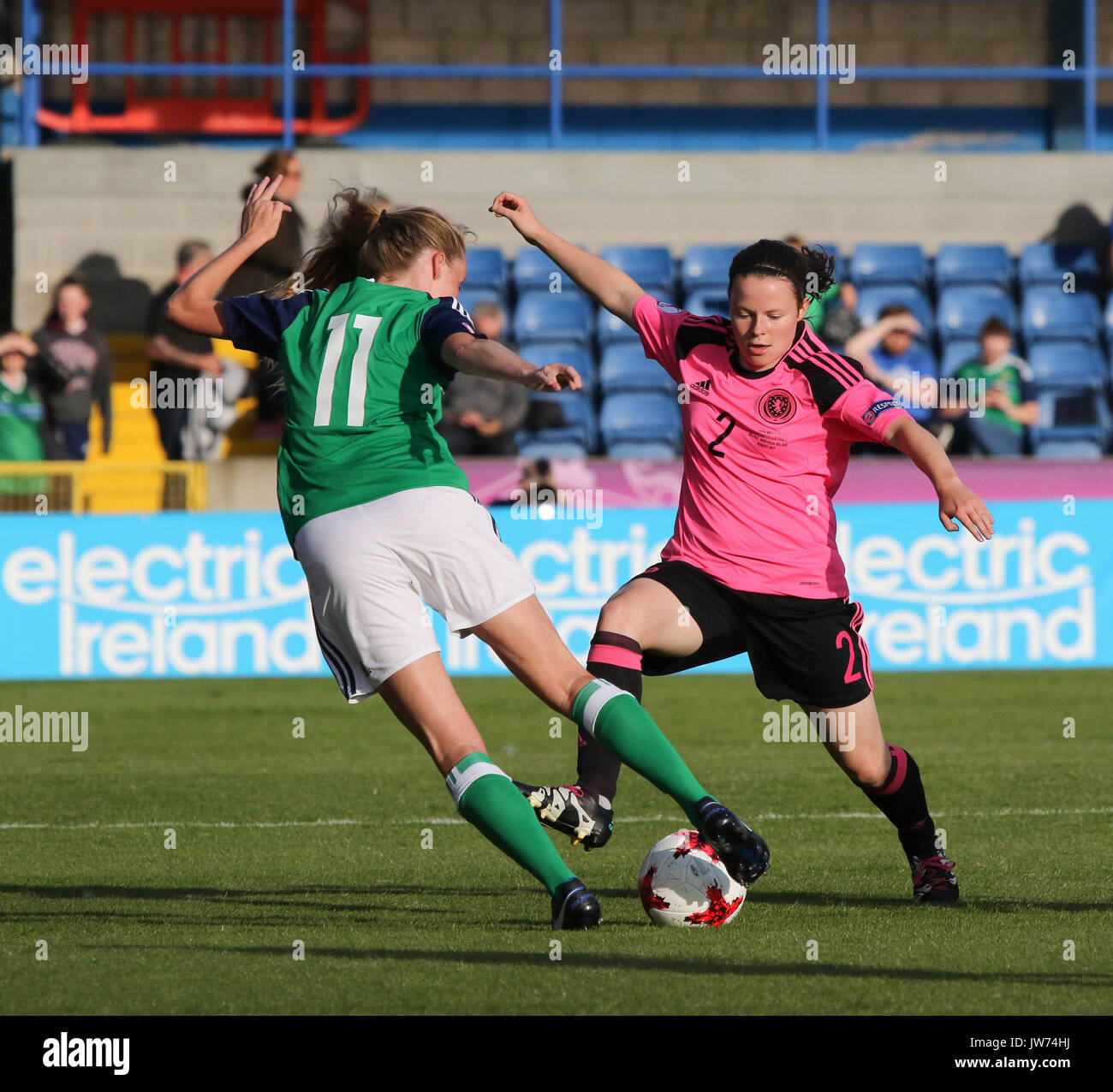 Mourneview Park, Lurgan, Nordirland. 11. August 2017. Die UEFA-U19-Europameisterschaft Gruppe A - Nordirland gegen Schottland. Nordirlands Leyla McFarland ist tackeld durch Schottlands Cailin Michie. Quelle: David Hunter/Alamy Leben Nachrichten. Stockfoto