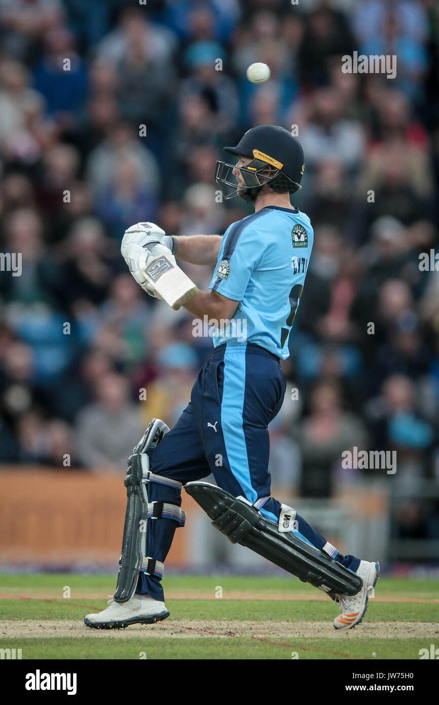 Leeds, Großbritannien. 11 Aug, 2017. Adam Lyth (Yorkshire Vikings) steht als der Ball springt über seinen Kopf für eine breite. Yorkshire Wikinger v Lancashire Blitz am Freitag, 11. August 2017. Foto von Mark P Doherty. Credit: Gefangen Light Fotografie begrenzt/Alamy leben Nachrichten Stockfoto