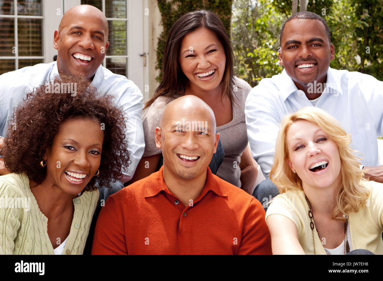 Heterogene Gruppe von Freunden reden und lachen. Stockfoto