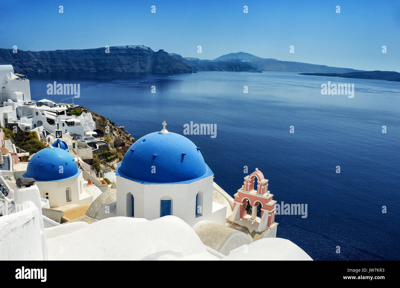 Blick auf Caldera vom Dorf Oia, Santorini, Griechenland Stockfoto