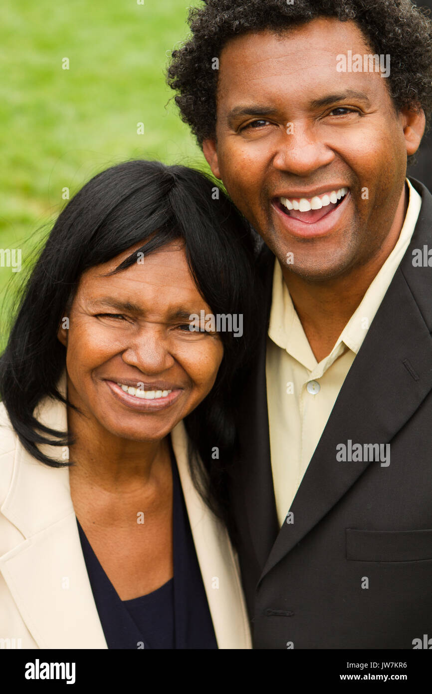 Mutter lächelnd mit Ihrem erwachsenen Sohn. Stockfoto