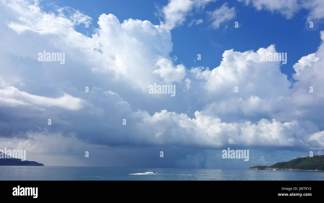 Das schöne Meer und blauer regnerischen Himmel Stockfoto
