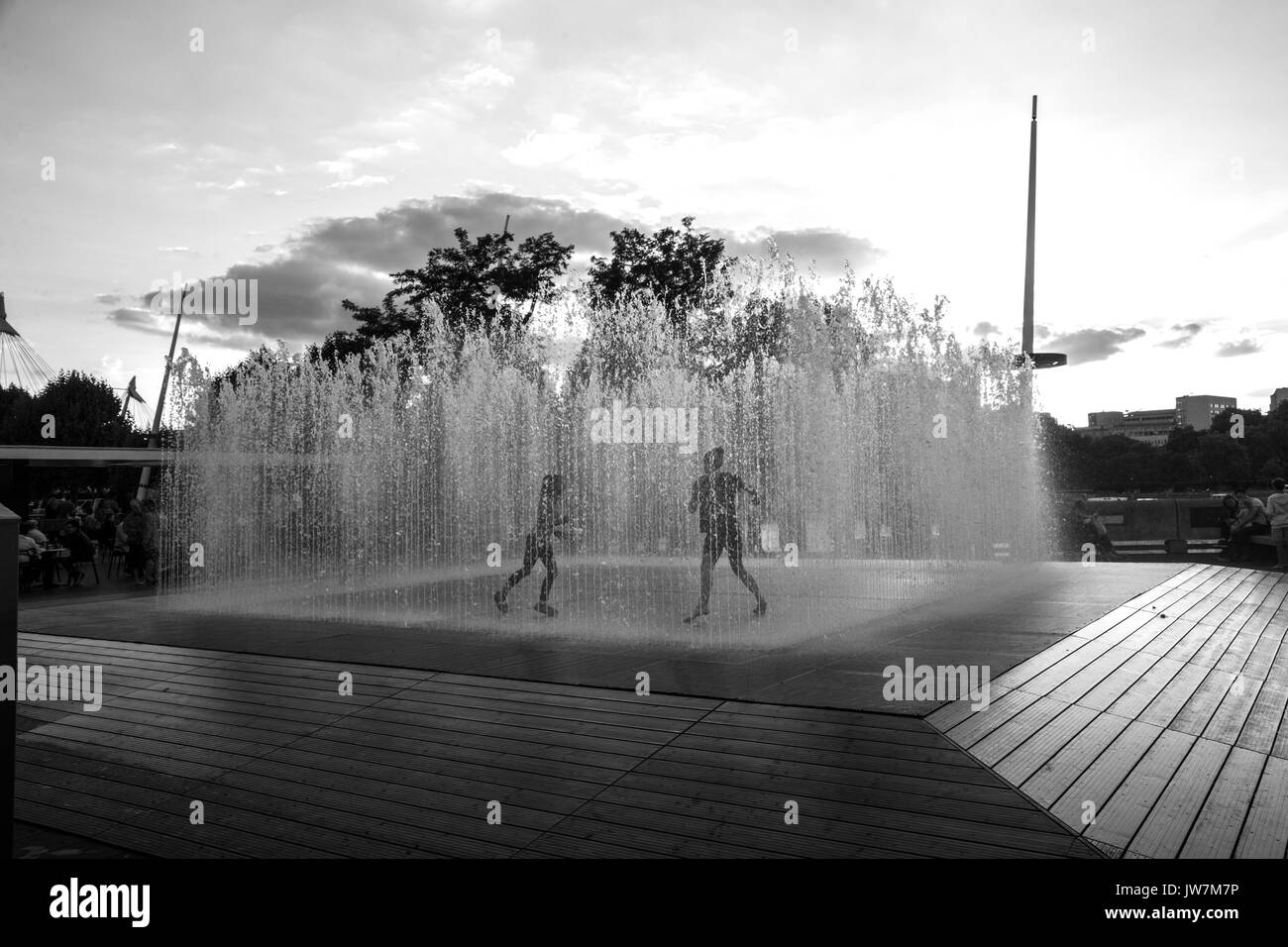 Die Zimmer, die Installation des Dänischen Künstlers Jeppe Hein, Southbank Centre, London, UK Stockfoto