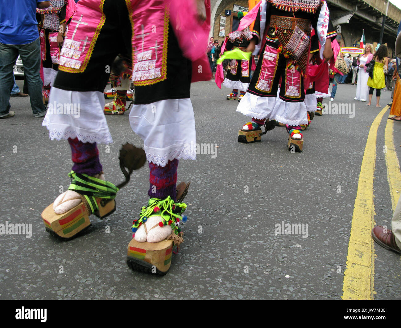Traditionelle bolivianische Kostüme im Karneval del Pueblo 2009 in London, UK abgenutzt Stockfoto