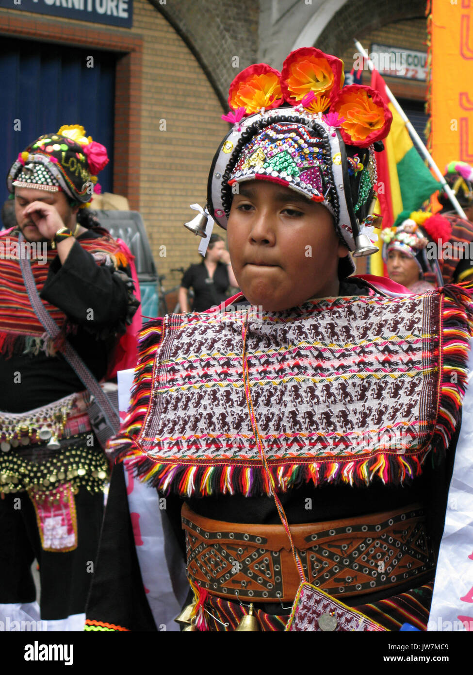 Traditionelle bolivianische Kostüme im Karneval del Pueblo 2009 in London, UK abgenutzt Stockfoto