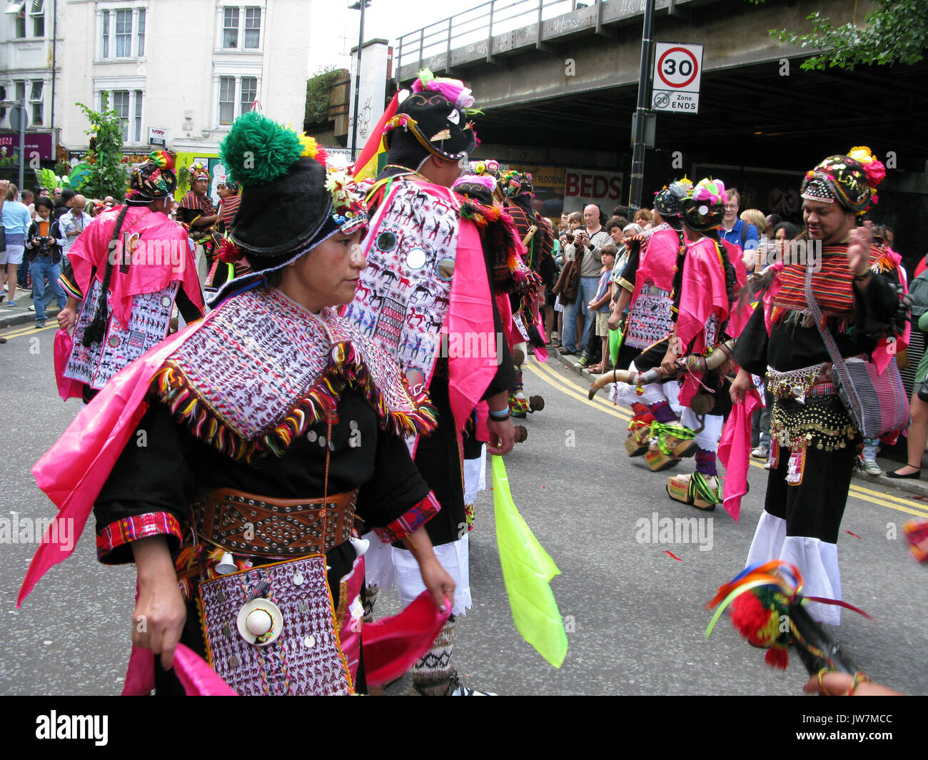 Traditionelle bolivianische Kostüme im Karneval del Pueblo 2009 in London, UK abgenutzt Stockfoto