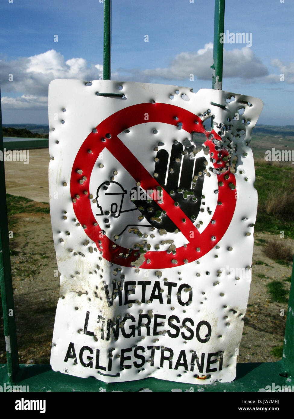 Ein straßenschild in Italien mit Einschusslöchern Stockfoto