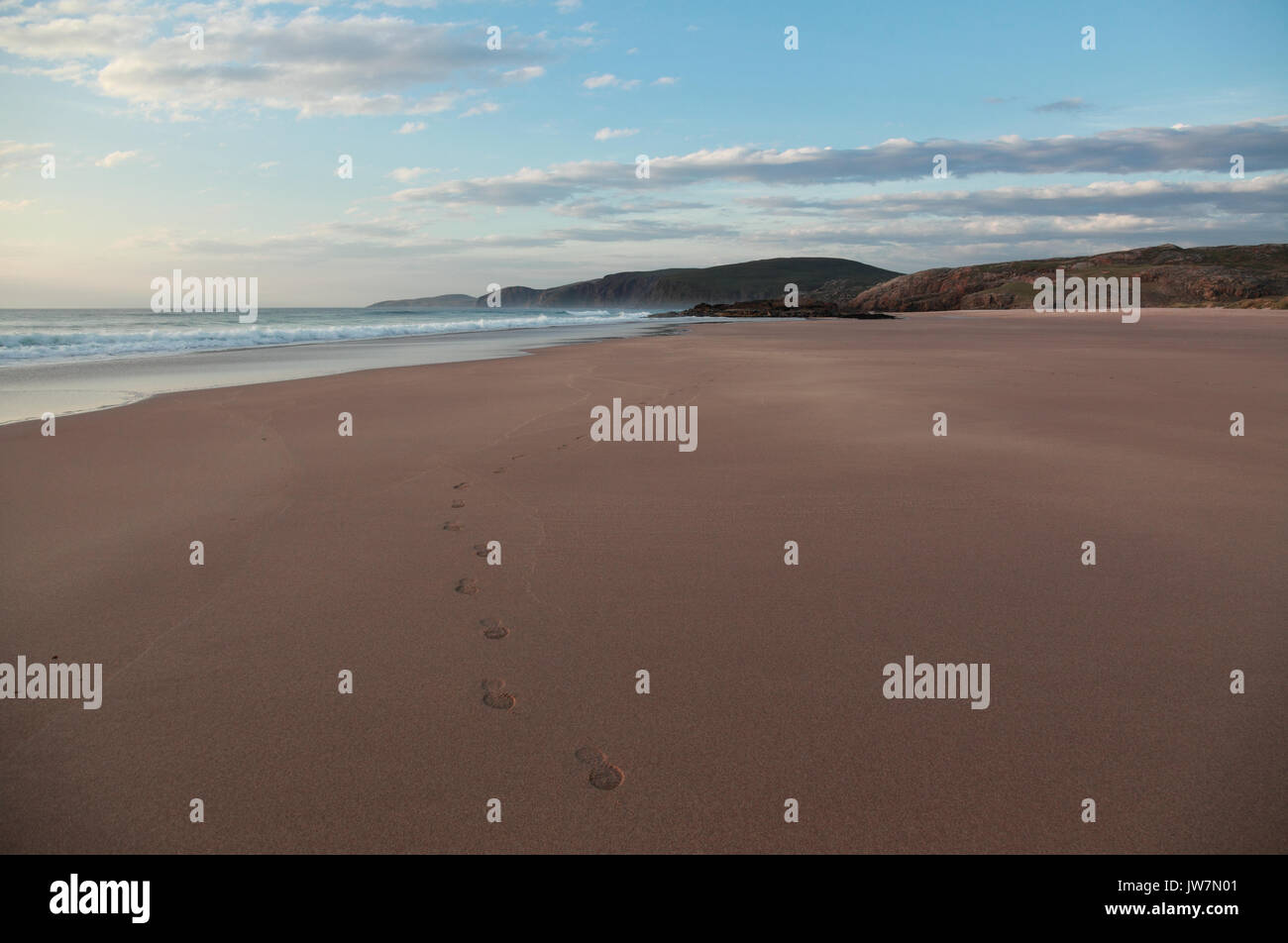 Sandwood Bay, Schottland. Spuren im Sand zum Cape Wrath im äußersten Nordwesten des Landes suchen. Stockfoto