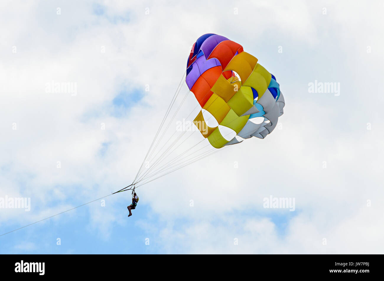 Farbige parasail Flügel in der blauen Wolken Himmel, auch bekannt als Parasailing oder parakiting Parasailing. Stockfoto