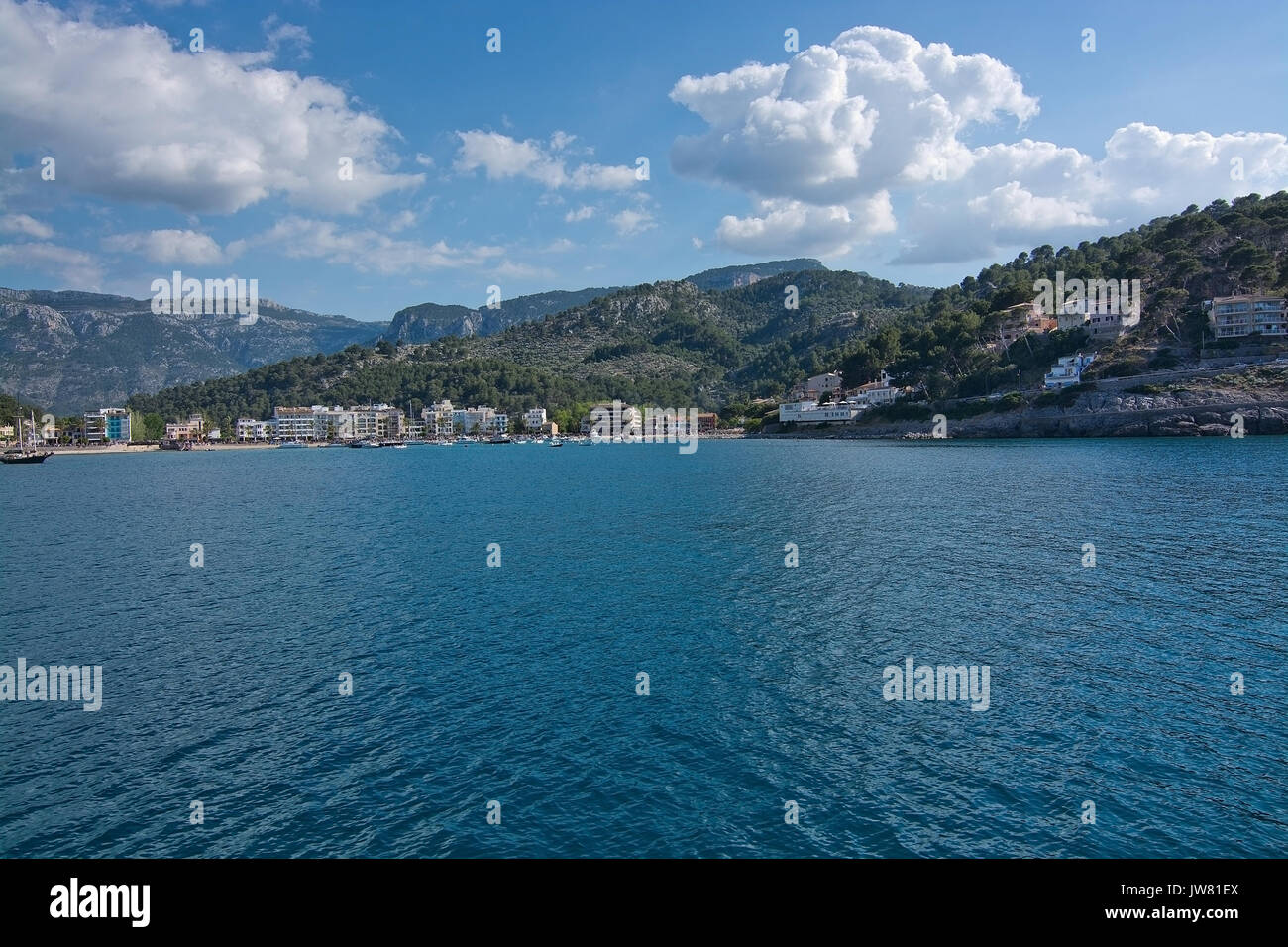 PORT DE Soller, Mallorca, SPANIEN - 15. MAI 2017: Blick über Einlass- Bucht, den Hafen und die Boote an einem sonnigen Tag am 15. Mai 2017 in Port de Soller, Mallorca, Spai Stockfoto