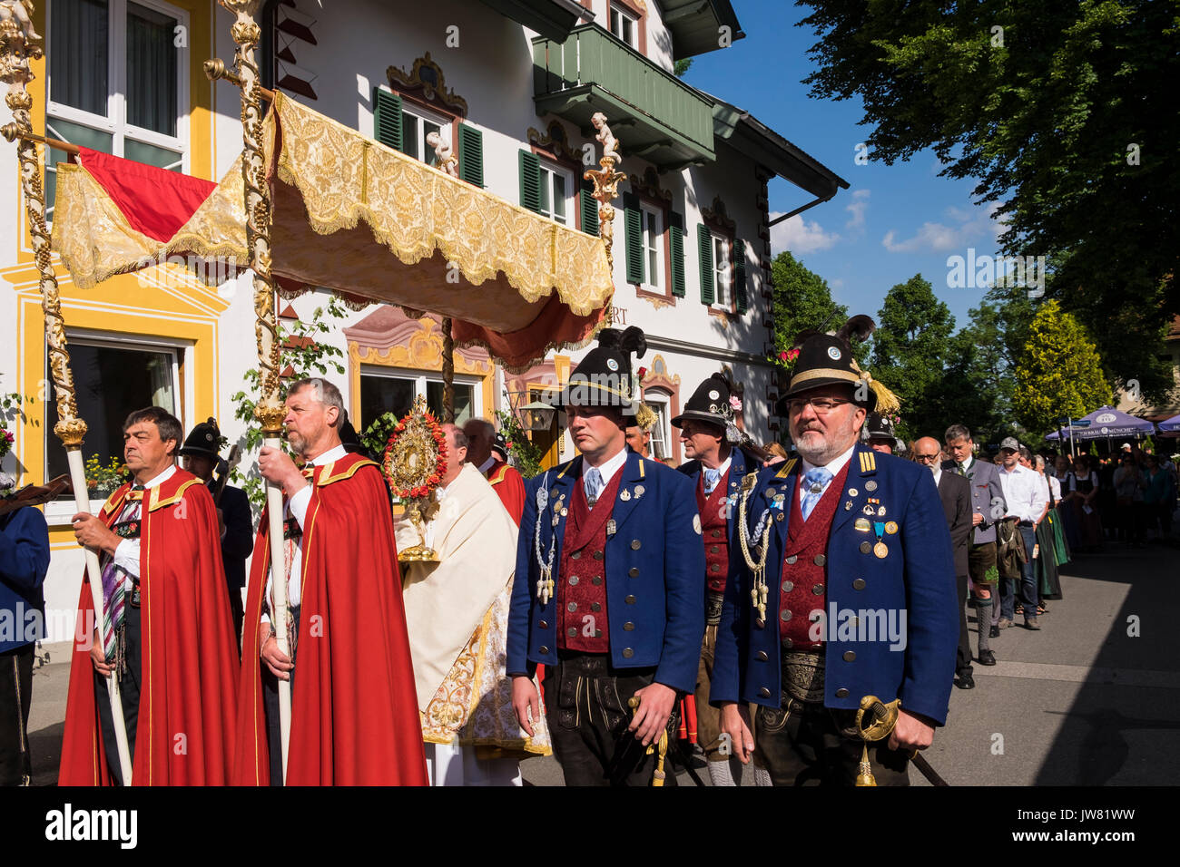 Feiern Fronleichnam lokale Leute in der Tracht der Parade durch die Straßen von Oberammergau und Garmisch Partenkirchen, Bayern, Deutschland Stockfoto