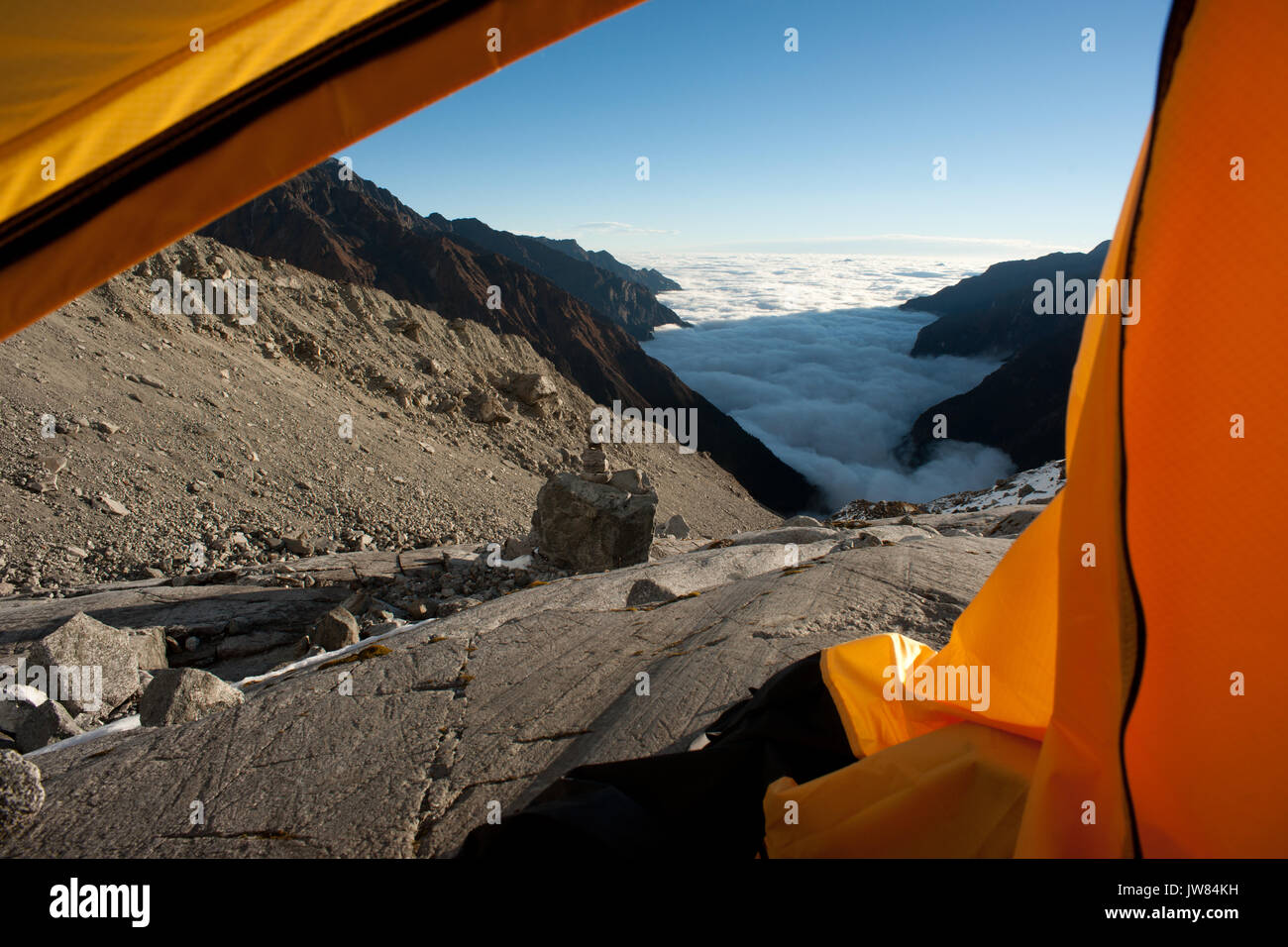 Pov, aus dem gelben Zelt auf dem bewölkt Tal während der sonnigen Tag in Minya Konka massiv, daxue in westlichen Sichuan in der Nähe von Tibet. China. Stockfoto