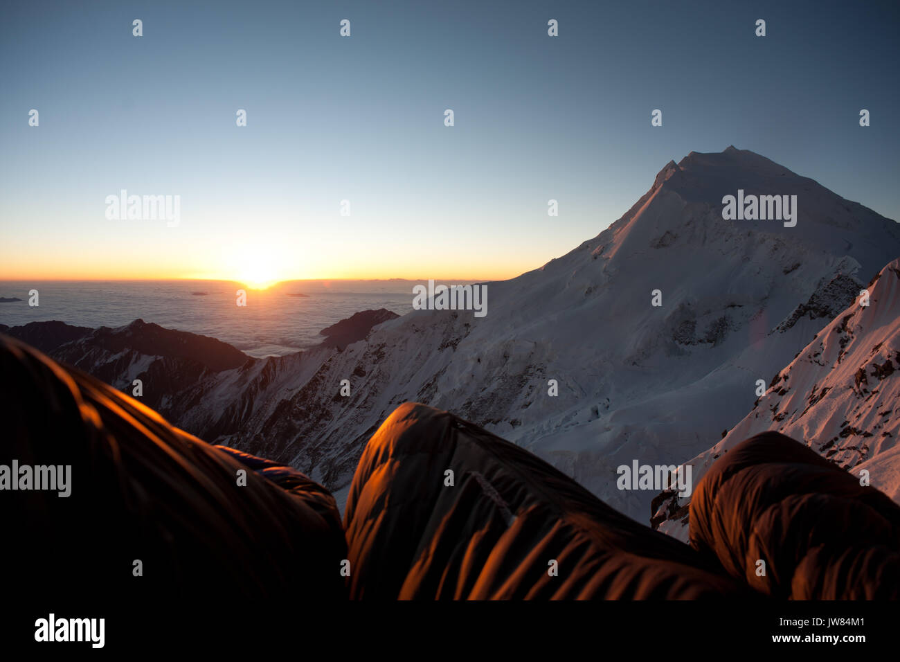 Pov, Blick von alpinist Biwack Leiste auf Rising Sun. am frühen Morgen in den Minya Konka massiv, daxue in westlichen Sichuan in der Nähe von Tibet, China, Asien. Stockfoto