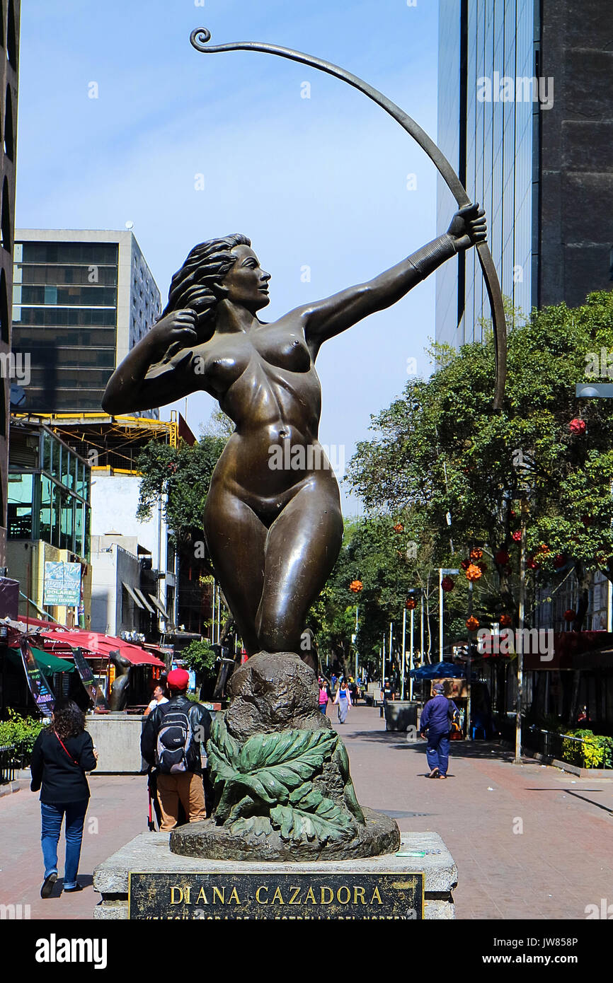 Amerika; Mexiko; Mexico City; Genova Straße, Juan Olaguibel Bildhauer, Diana Huntress Statue Stockfoto