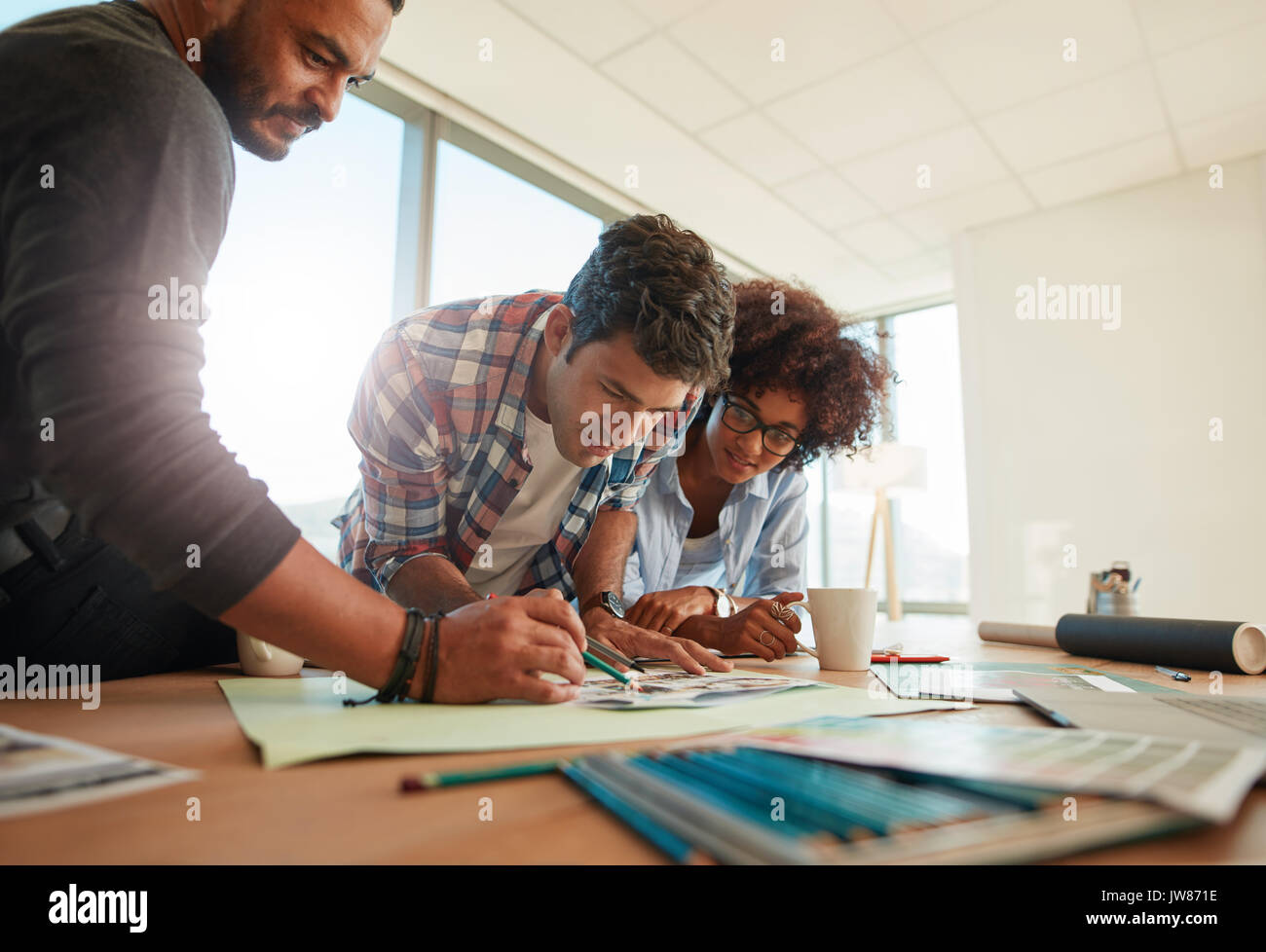 Gruppe junger Unternehmer und Designer arbeiten an neuen Projekt. Geschäft Leute gemeinsam an einem kreativen Projekt Stockfoto