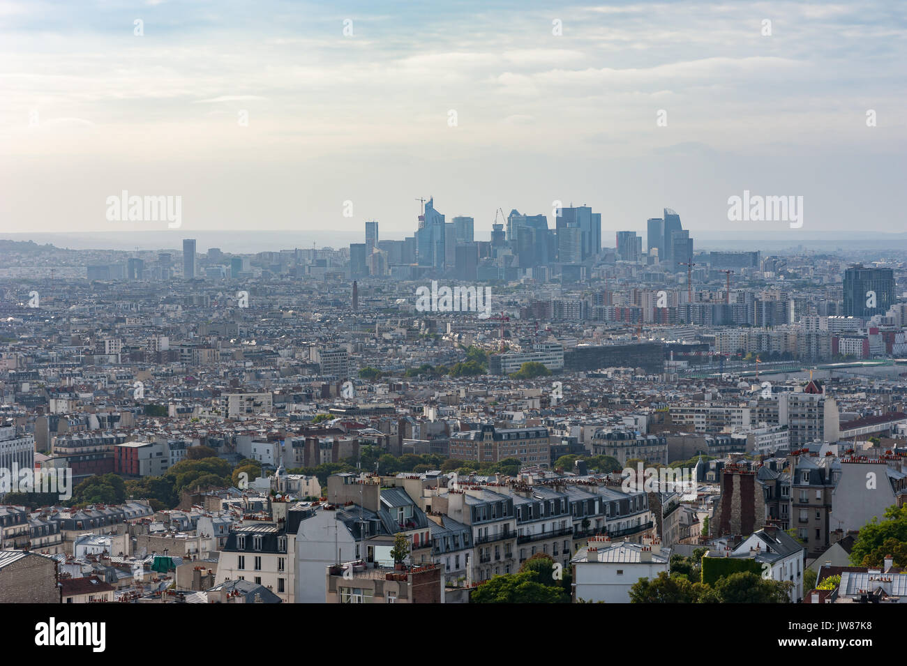 La Defense Business District im Dunst Luftaufnahme in Paris Stockfoto