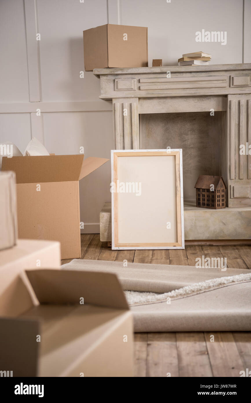 Bilderrahmen und Kartons in den leeren Raum, Umzug Konzept Stockfoto