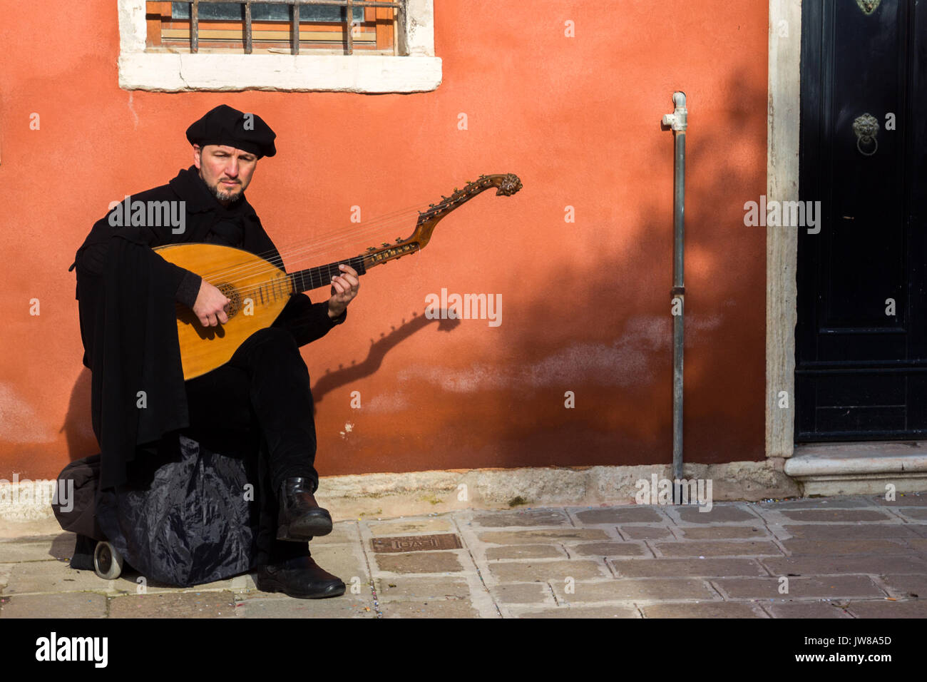 Venedig, Italien - Feb 7, 2013: Straßenmusiker spielen eine Harfe Gitarre  auf einer Straße in Venedig Stockfotografie - Alamy