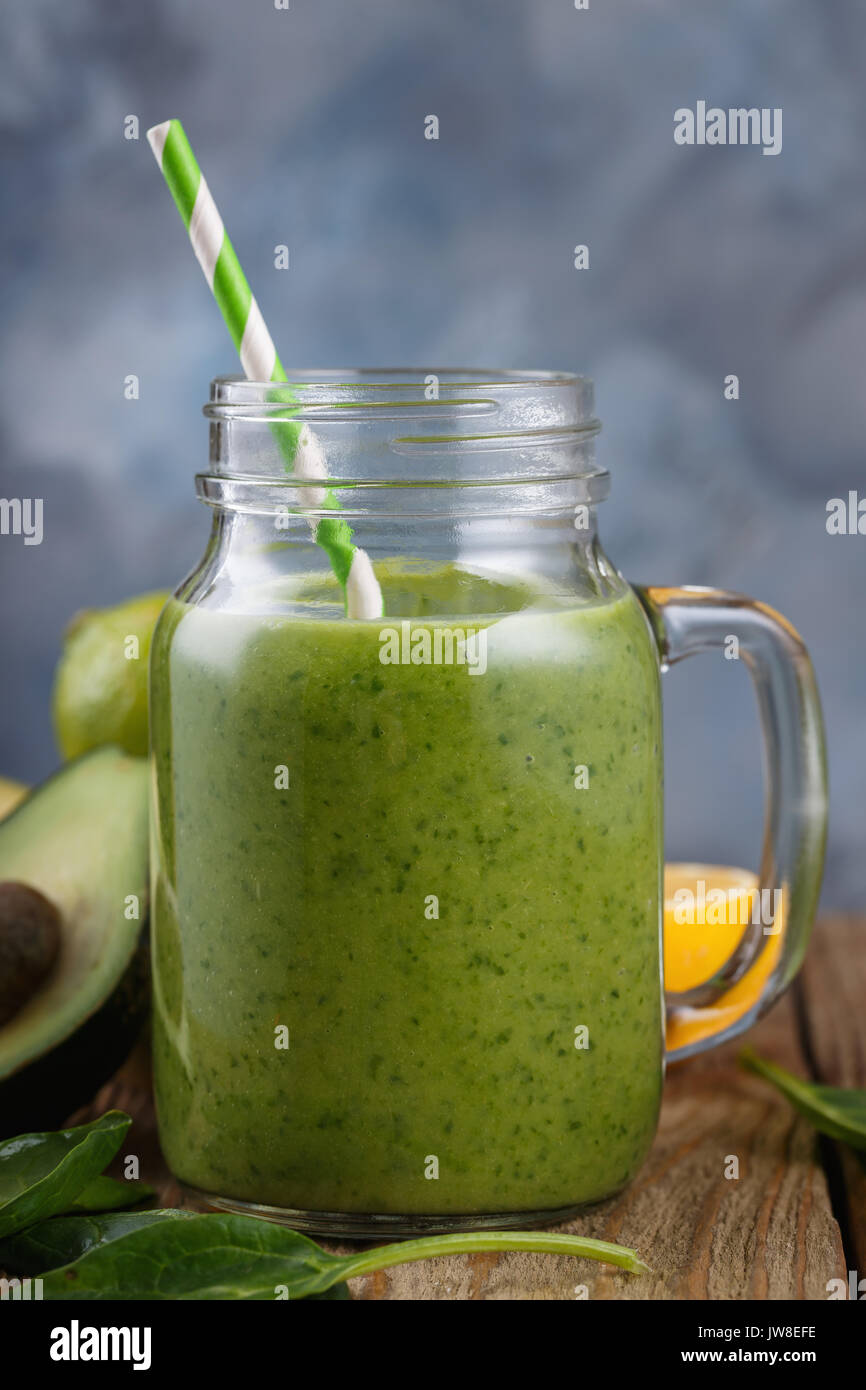 Smoothies von Avocado, Banane, Zitrus- und Spinatblättern. Nahaufnahme Stockfoto