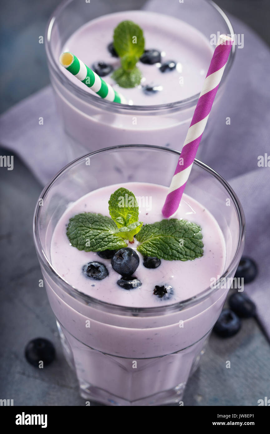 Glas Joghurt mit Beeren, Blaubeeren und Minze, Nahaufnahme Stockfoto
