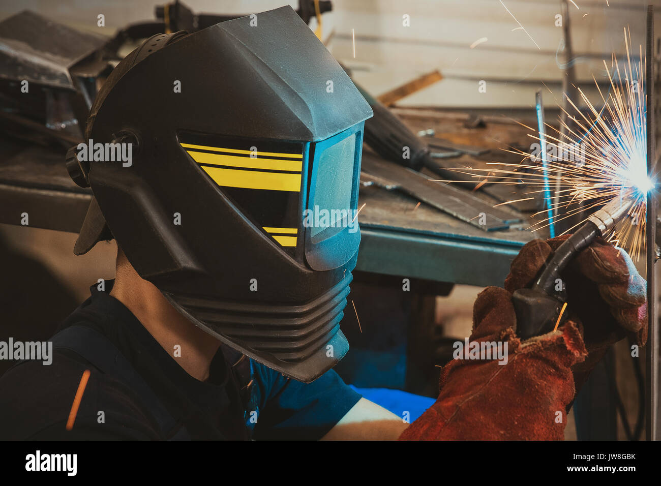 Männliche in Gesichtsmaske Schweißnähte mit Argon - Lichtbogenschweißen Stockfoto