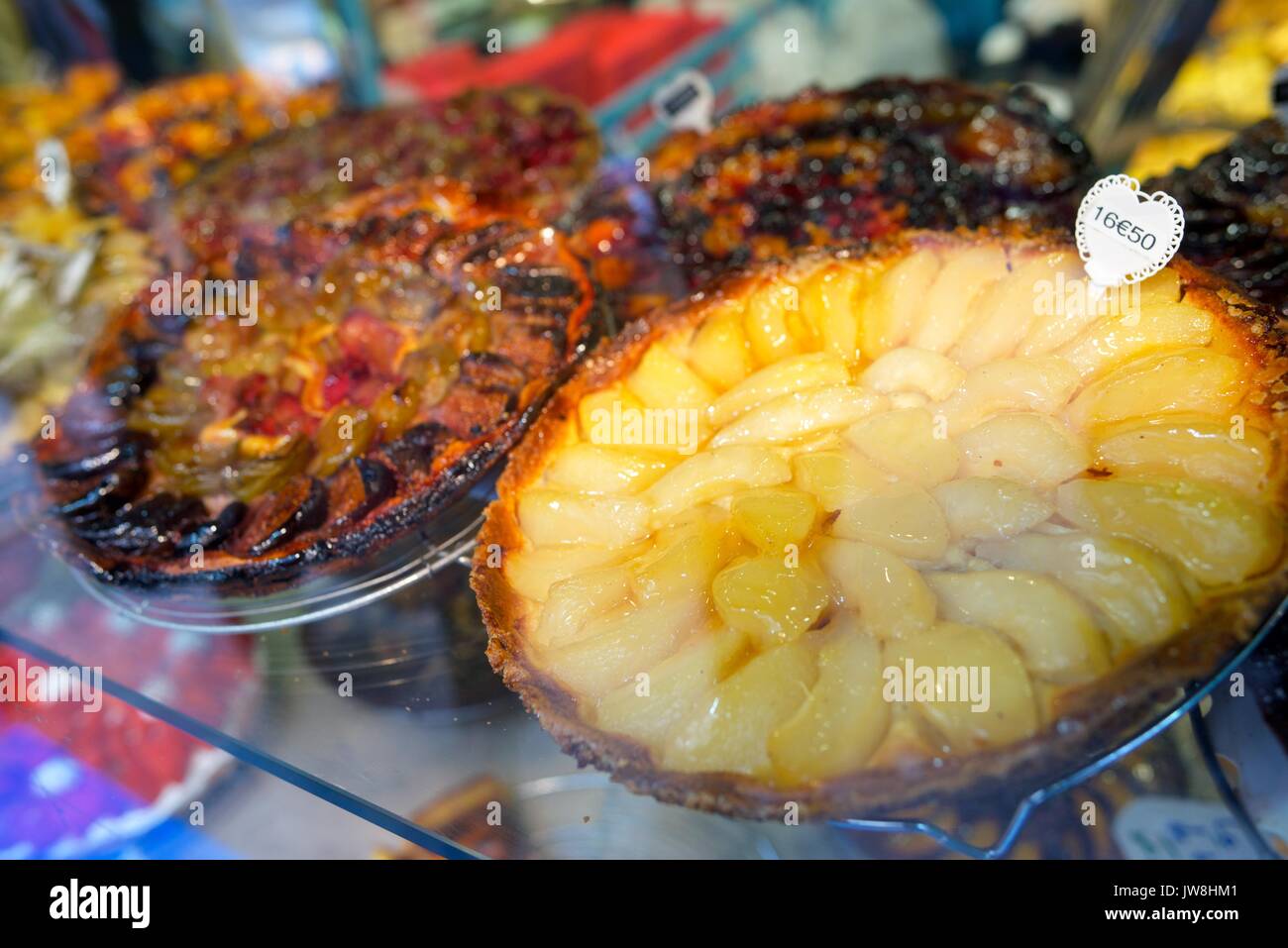 Pfirsich Torte im Fenster eines Konditorei, Paris, Frankreich. Stockfoto