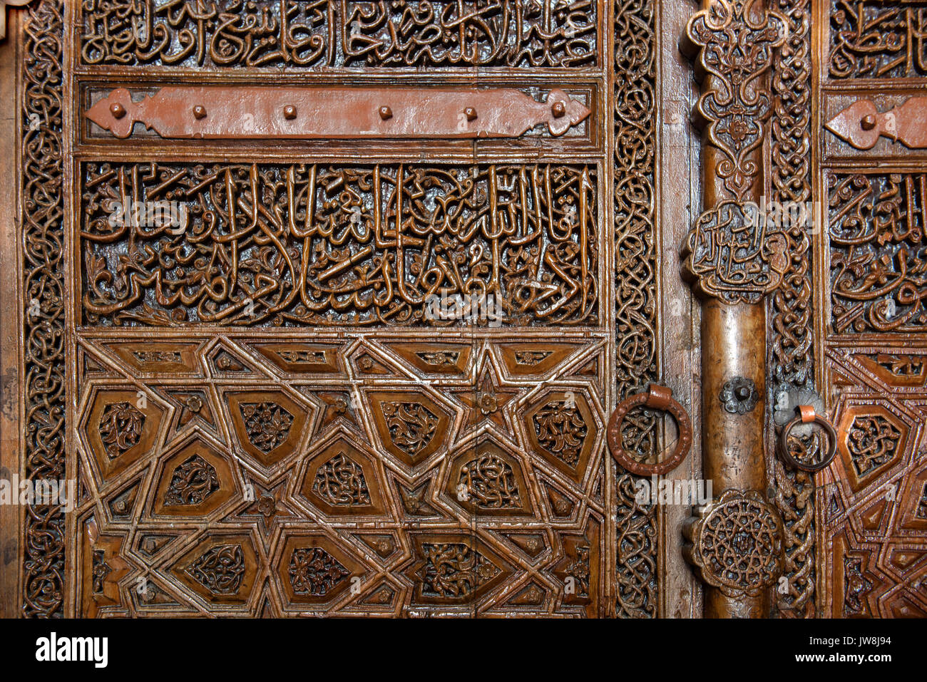 Osmanische Holzschnitzerei an der Tür der alten Beyazit Moschee (XV Jahrhundert) in Amasya, der Türkei gesehen Stockfoto