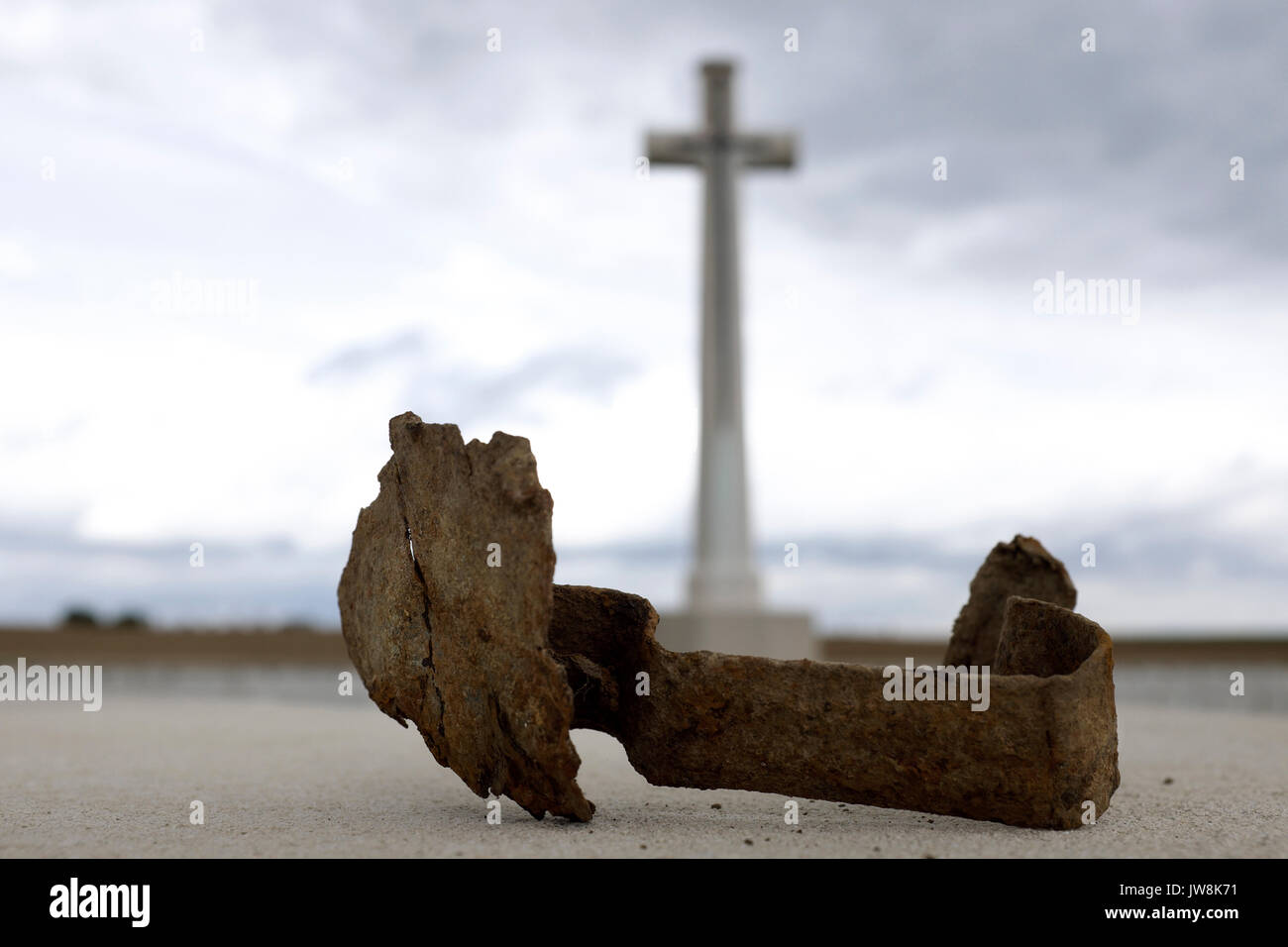 Ein Stück 'Eiserne Ernte" an der Wand der Redan Ridge cwgc Nr. 2, Somme, Frankreich Stockfoto