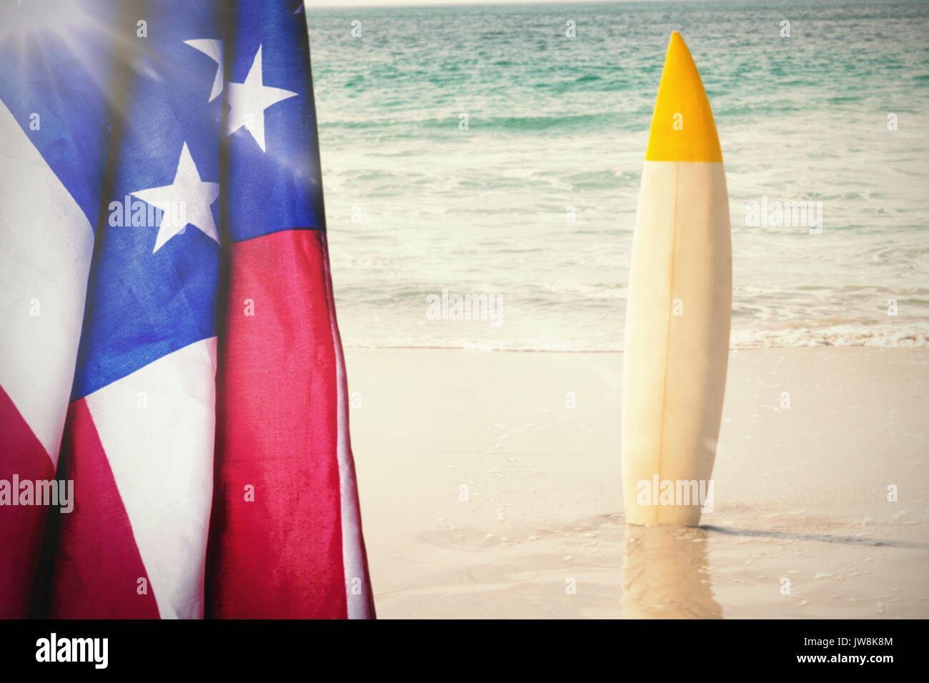 Flare gegen Surfbrett in Sand Stockfoto