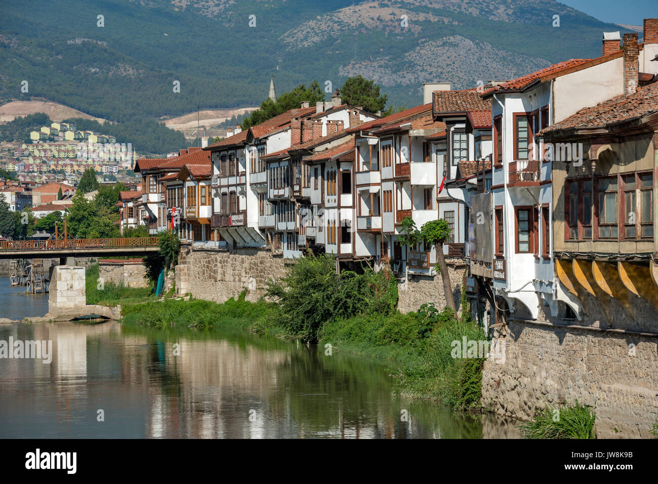 Alte Herrenhäuser von amasya in einer Reihe mit Reflexionen des Yesilirmak Fluss Amasya Türkei Stockfoto