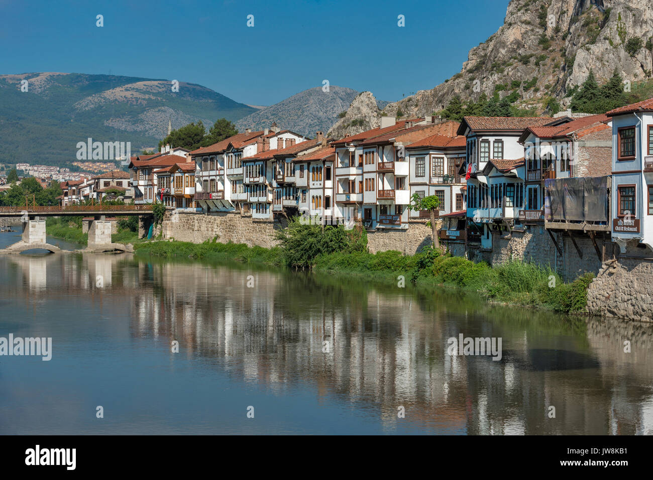 Alte Herrenhäuser von amasya in einer Reihe mit Reflexionen des Yesilirmak Fluss Amasya Türkei Stockfoto