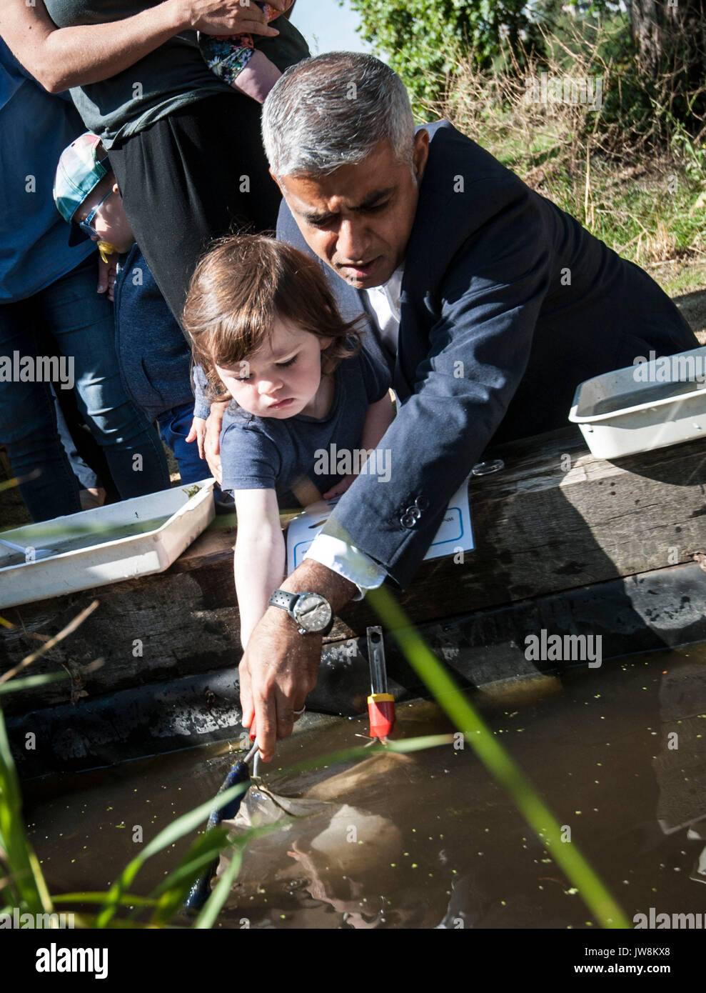 Bürgermeister von London Sadiq Khan nimmt Teil an der Teich tauchen mit Rionagh Murphy, verband Kinder und der Londoner Wildlife Trust an Woodberry Feuchtgebiete in Stoke Newington, nördlich von London, als er stellt seinen Entwurf einer Umweltstrategie zu helfen, London, dem weltweit ersten Nationalpark Stadt machen. Stockfoto