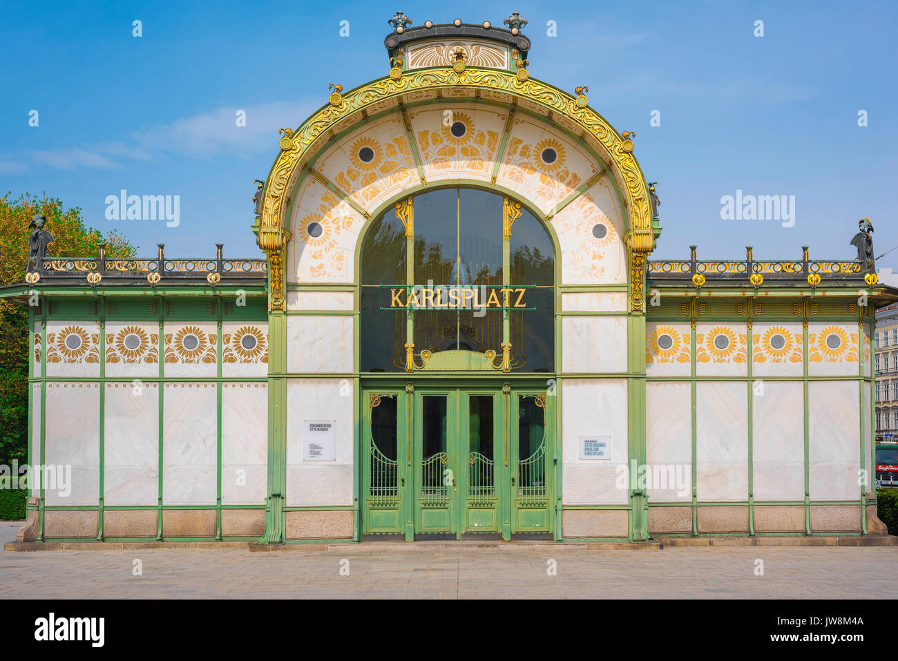 Wiener Jugendstil, Blick auf den alten U-Bahnhof Karlsplatz im Zentrum von Wien, ein schönes Beispiel für den Jugendstil in Kunst und Design, Österreich. Stockfoto