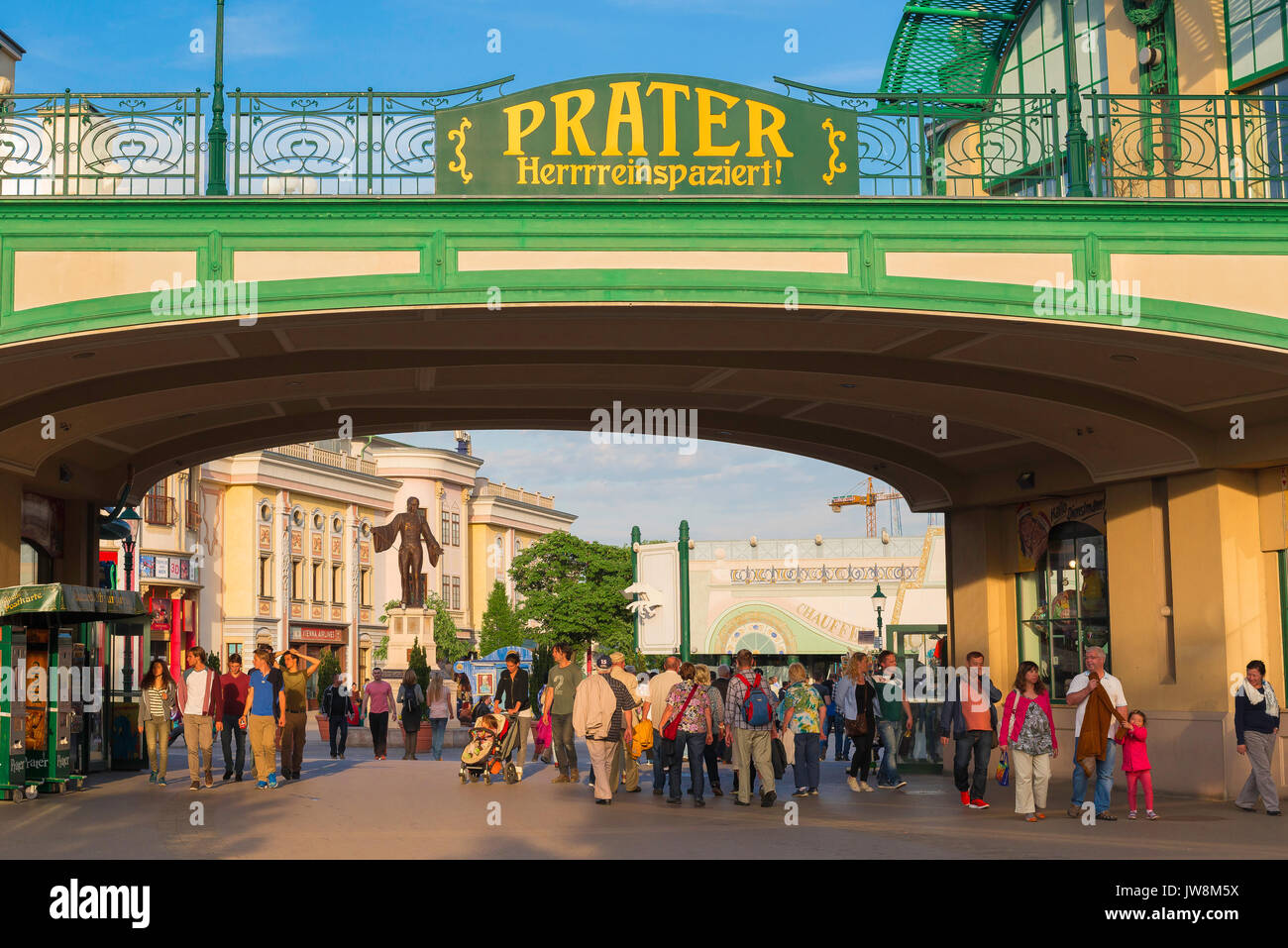 Prater Wien, Blick auf den Eingang zum berühmten Prater Vergnügungspark in Wien, mit Menschen ein- und Ausstieg an einem Sommerabend, Wien, Österreich Stockfoto
