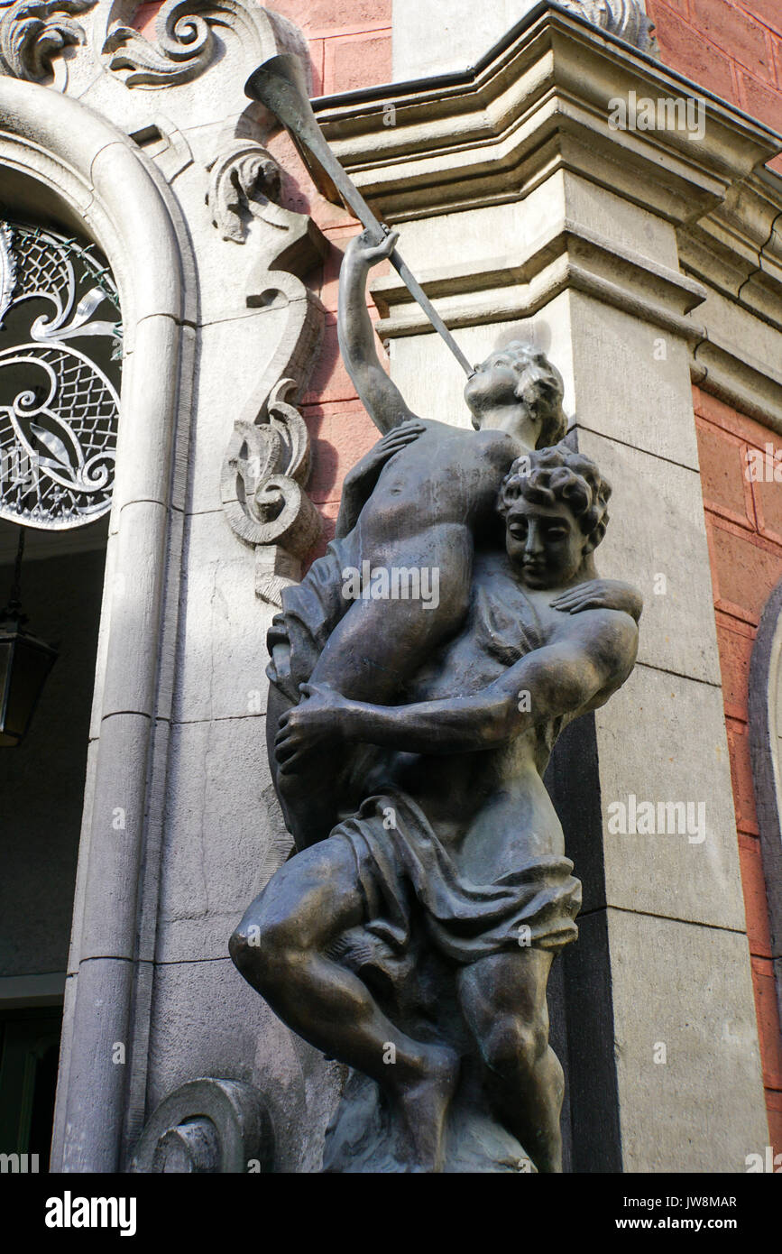 Riga, Lettland Statuen auf der Fassade des alten Kino Gebäude in Elizabetes-straße. Stockfoto